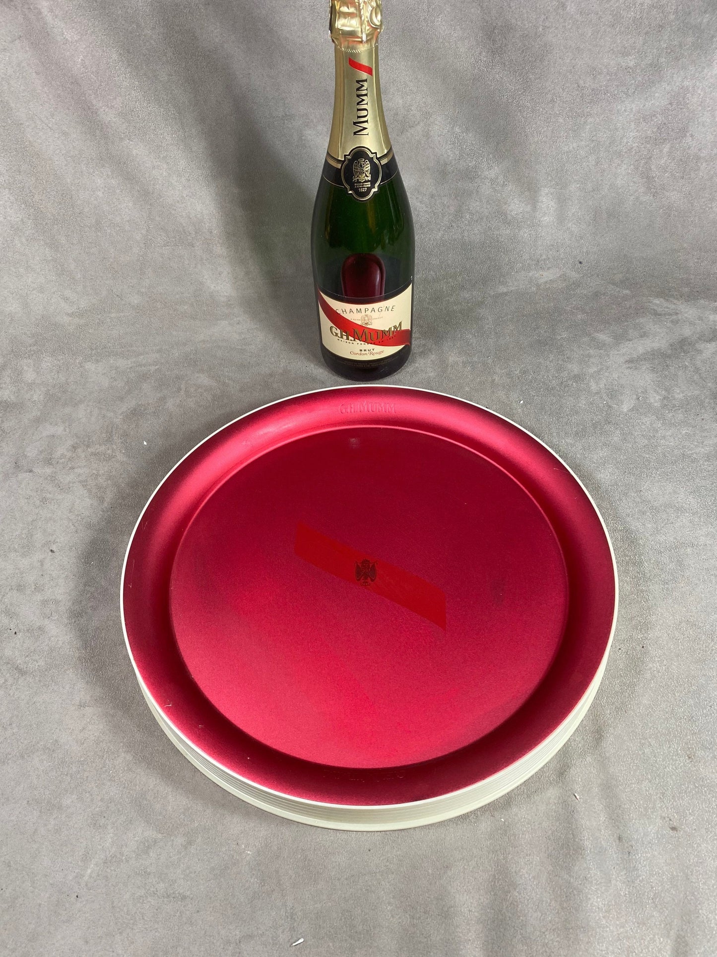 SELTENES rundes MUMM-Tablett für 421 aus Kunststoff und Vintage-Champagner-Aluminium. Hergestellt in Frankreich