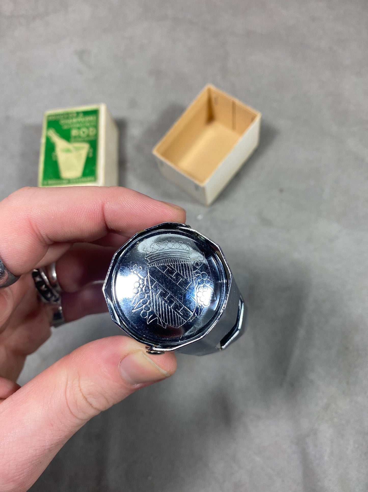 ROD metal stopper for opened champagne bottles decorated with the coat of arms of Champagne Ardennes