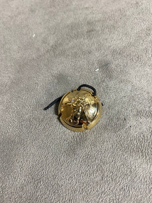 Capsule plaqué or Amour de Deutz 2006 avec cristal monté en collier avec cordon en coton Champagne Deutz