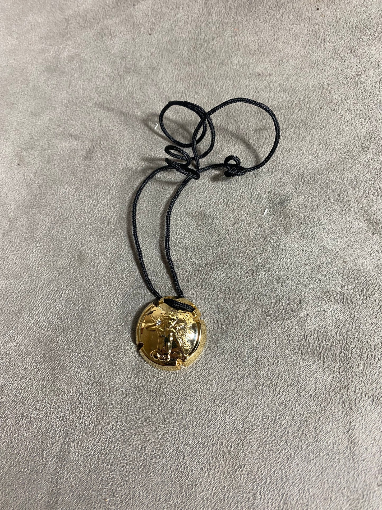 Capsule plaqué or Amour de Deutz 2006 avec cristal monté en collier avec cordon en coton Champagne Deutz