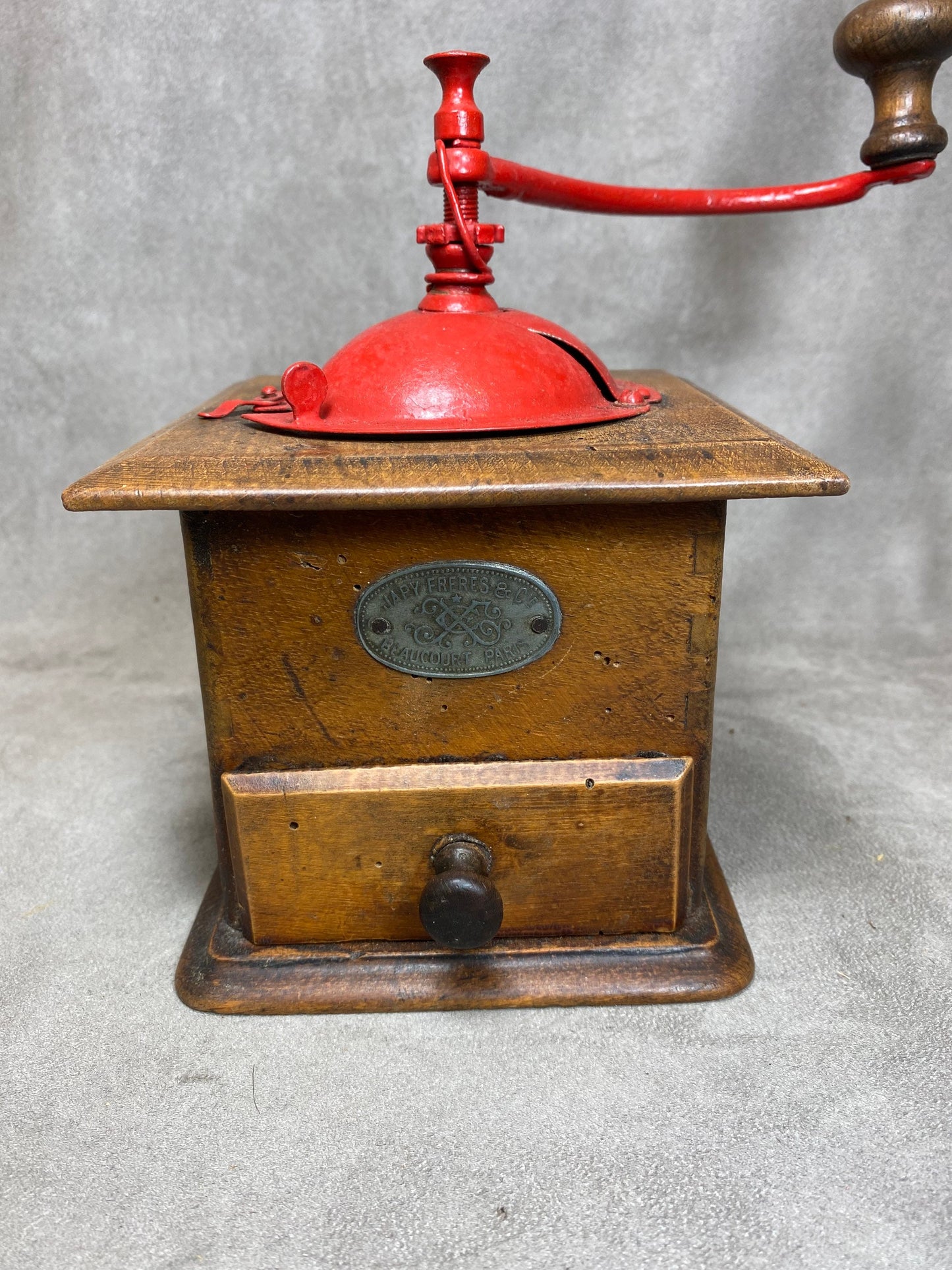 Coffee grinder in red sheet metal and wood Japy Frères dated between 1947 and 1960 Shabby chic Made in France