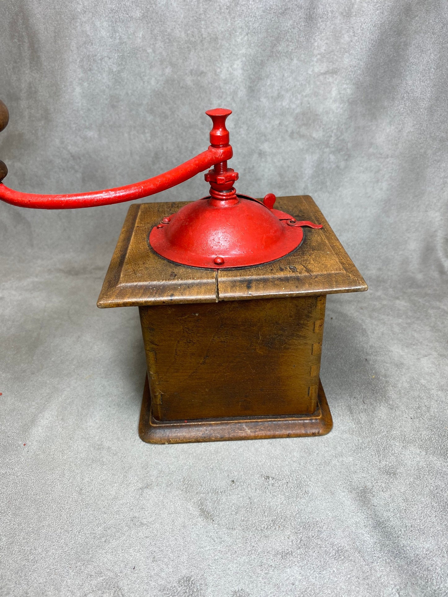 Coffee grinder in red sheet metal and wood Japy Frères dated between 1947 and 1960 Shabby chic Made in France