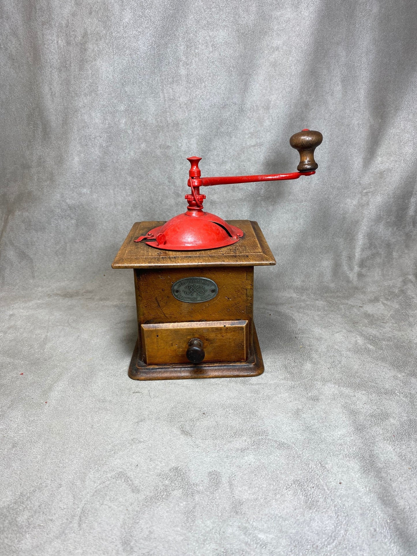 Coffee grinder in red sheet metal and wood Japy Frères dated between 1947 and 1960 Shabby chic Made in France