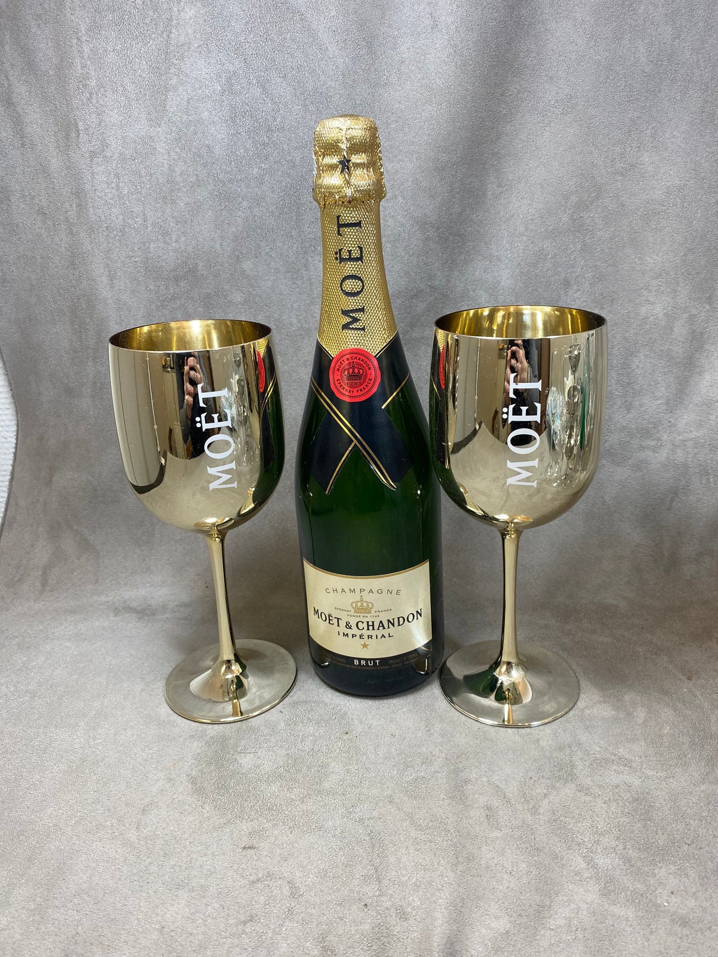 SELTENES Set mit 2 XXL-Flöten aus goldenem Plexiglas Moët &amp; Chandon