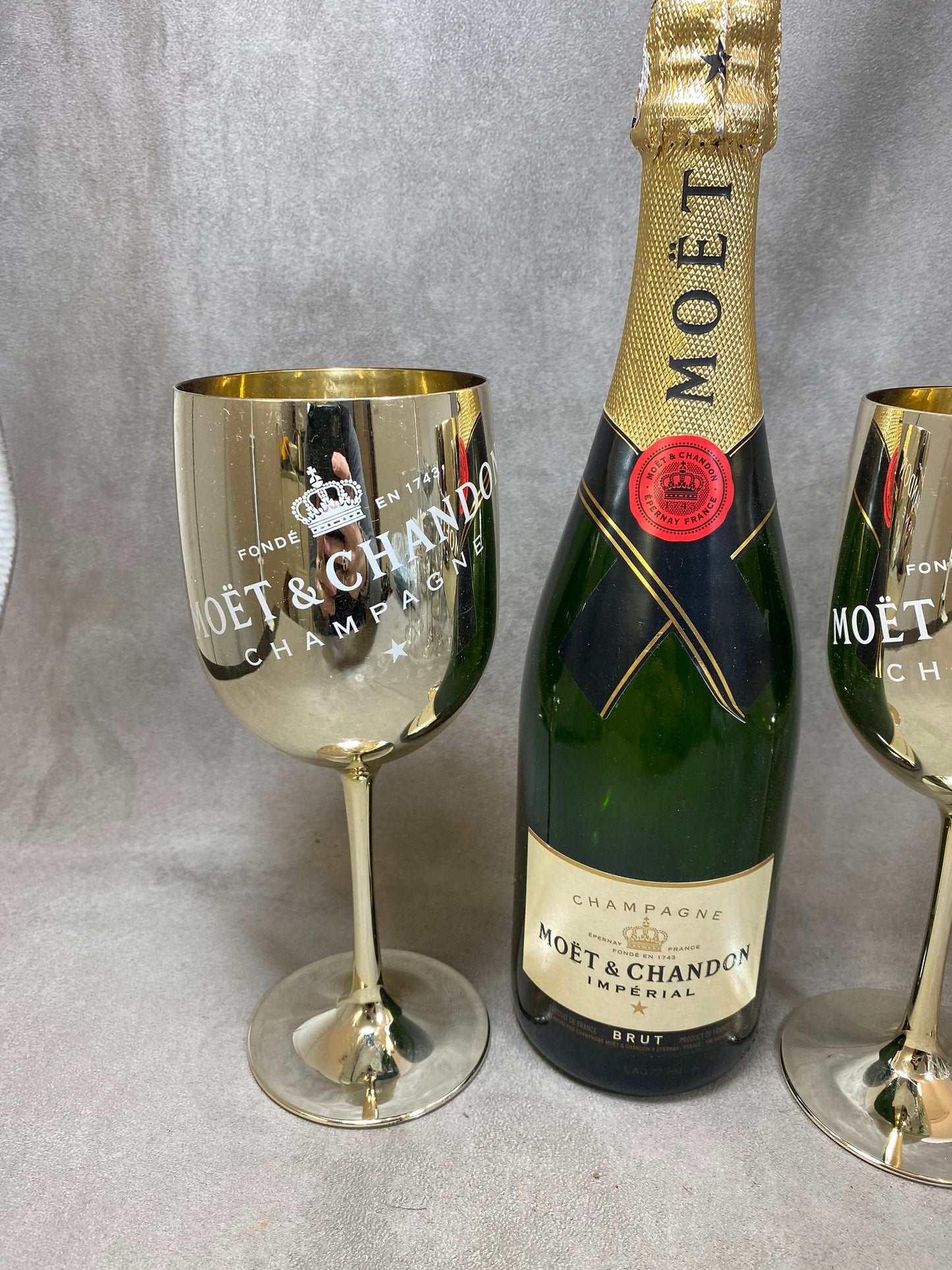 SELTENES Set mit 2 XXL-Flöten aus goldenem Plexiglas Moët &amp; Chandon