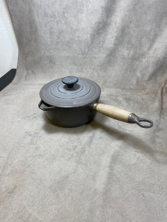 Vintage Le Creuset Cousances blau emaillierter Gusseisentopf mit Ausgießer und Holzgriff Vintage hergestellt in Frankreich 1970