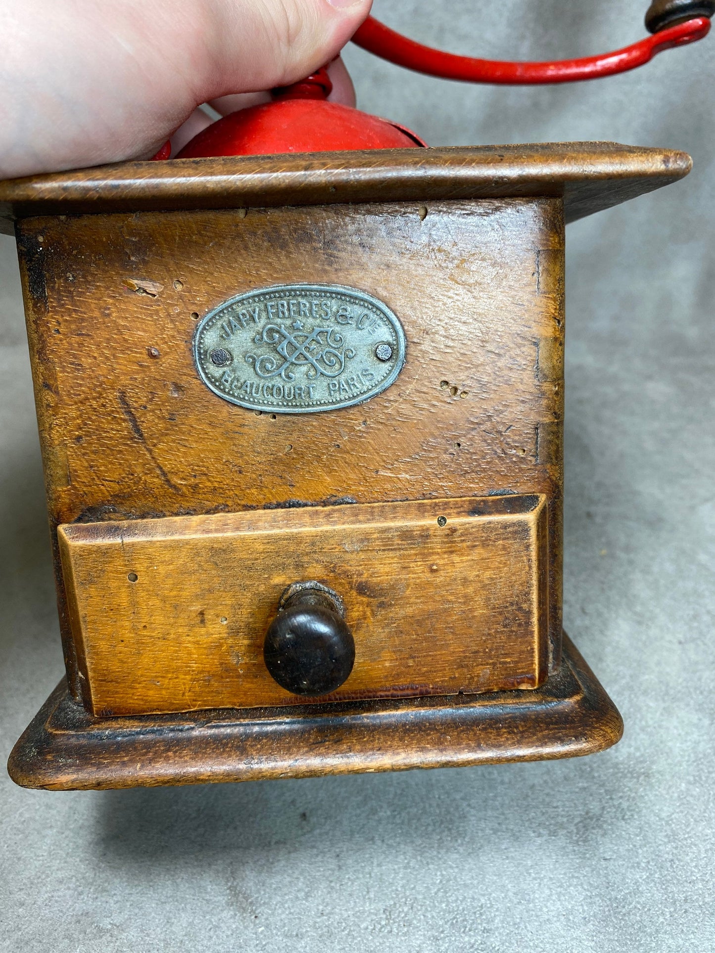 Coffee grinder in red sheet metal and wood Japy Frères dated between 1947 and 1960 Shabby chic Made in France