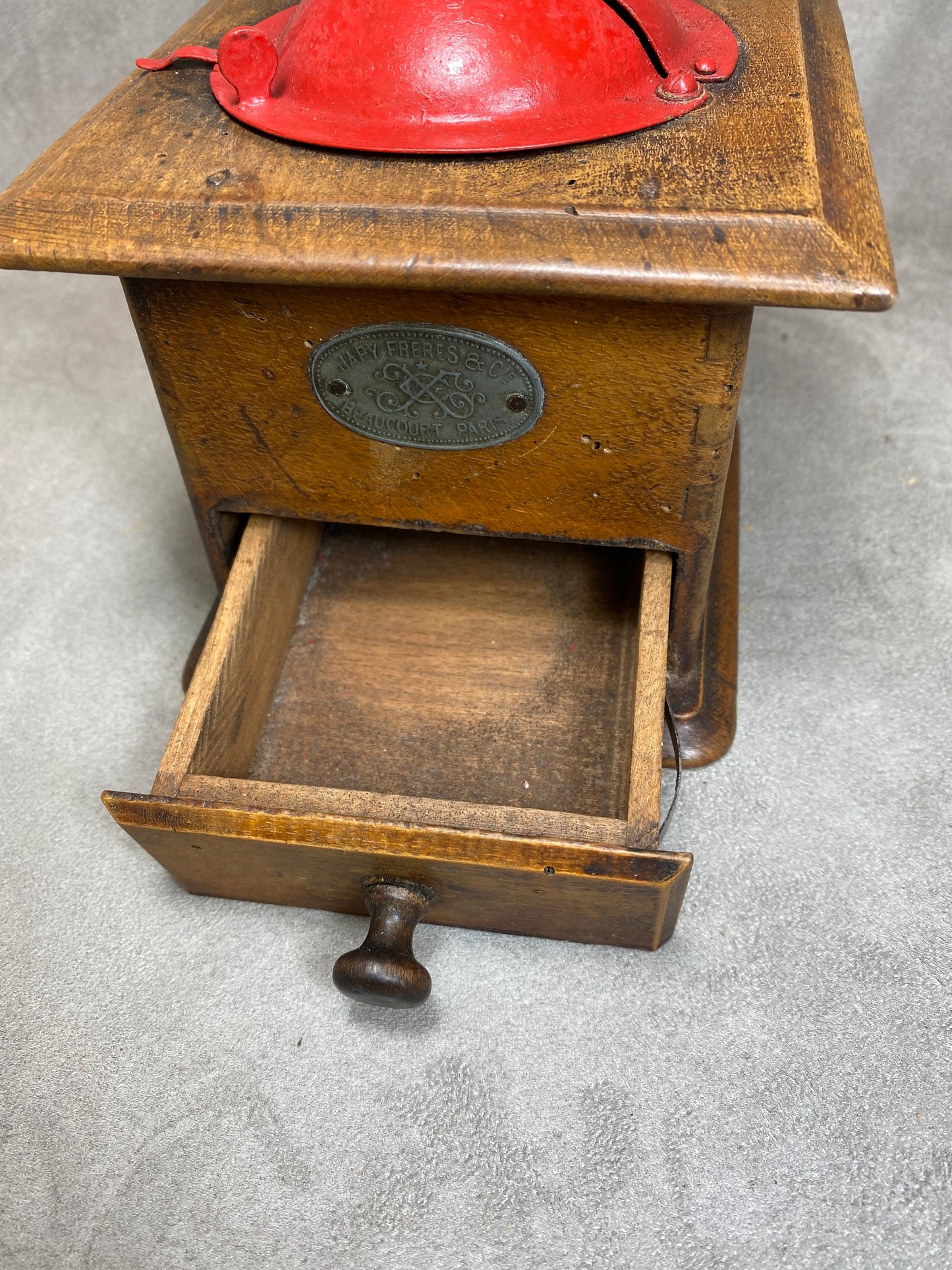 Coffee grinder in red sheet metal and wood Japy Frères dated between 1947 and 1960 Shabby chic Made in France