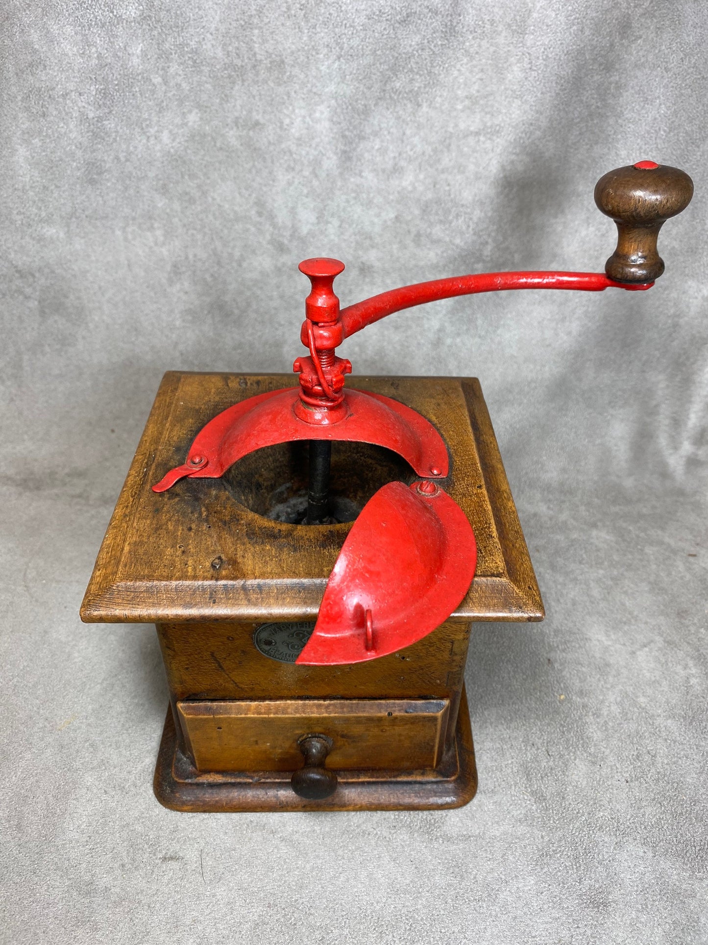Coffee grinder in red sheet metal and wood Japy Frères dated between 1947 and 1960 Shabby chic Made in France