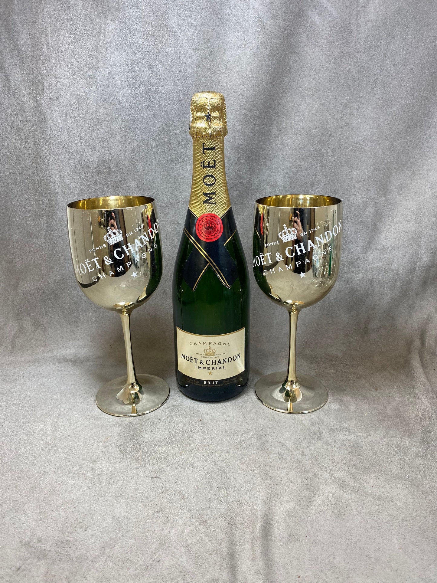 SELTENES Set mit 2 XXL-Flöten aus goldenem Plexiglas Moët &amp; Chandon