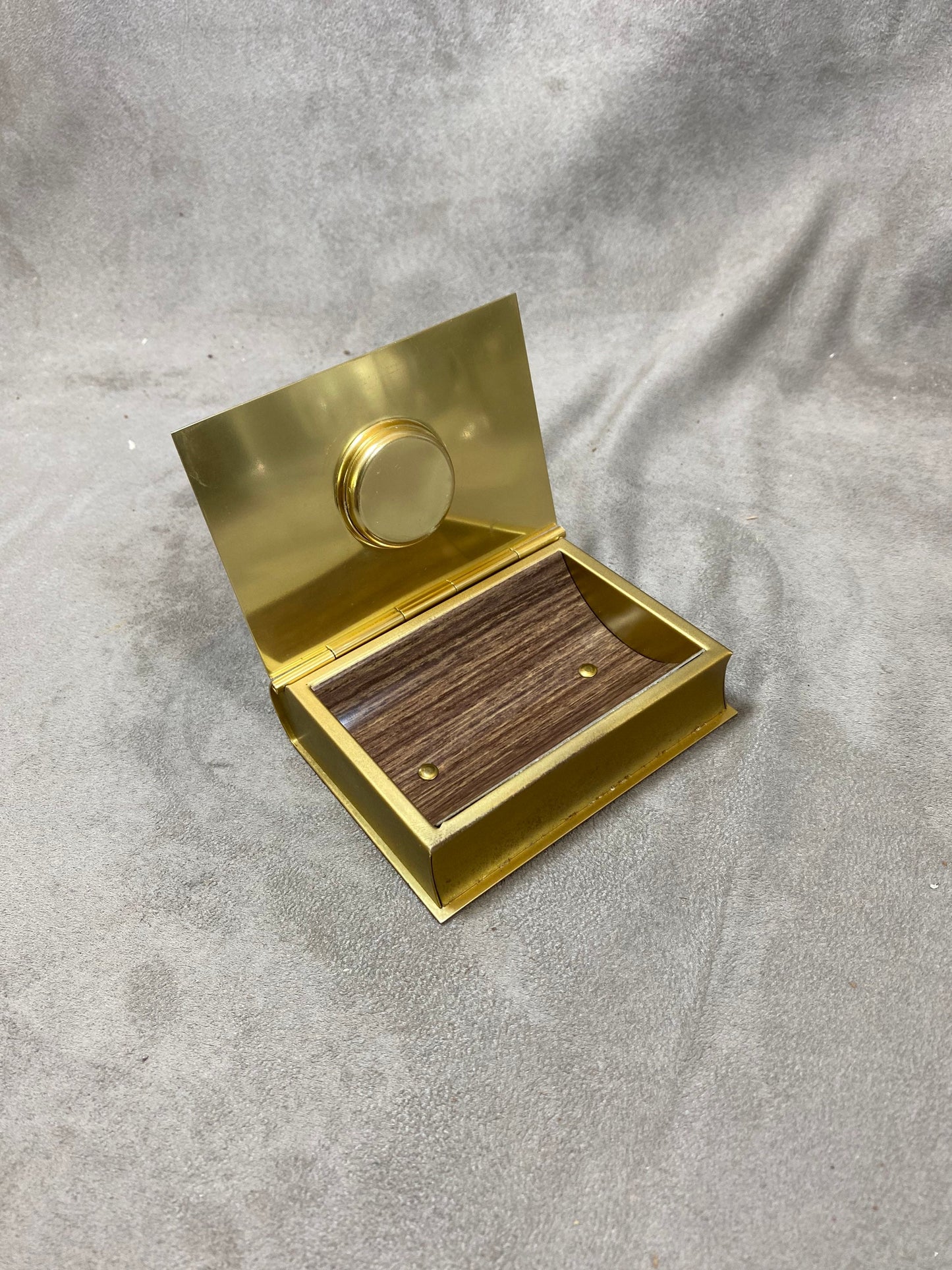 Distributeur boite à cigarette en bois et métal doré en forme de livre avec thermomètre   vintage Made in France