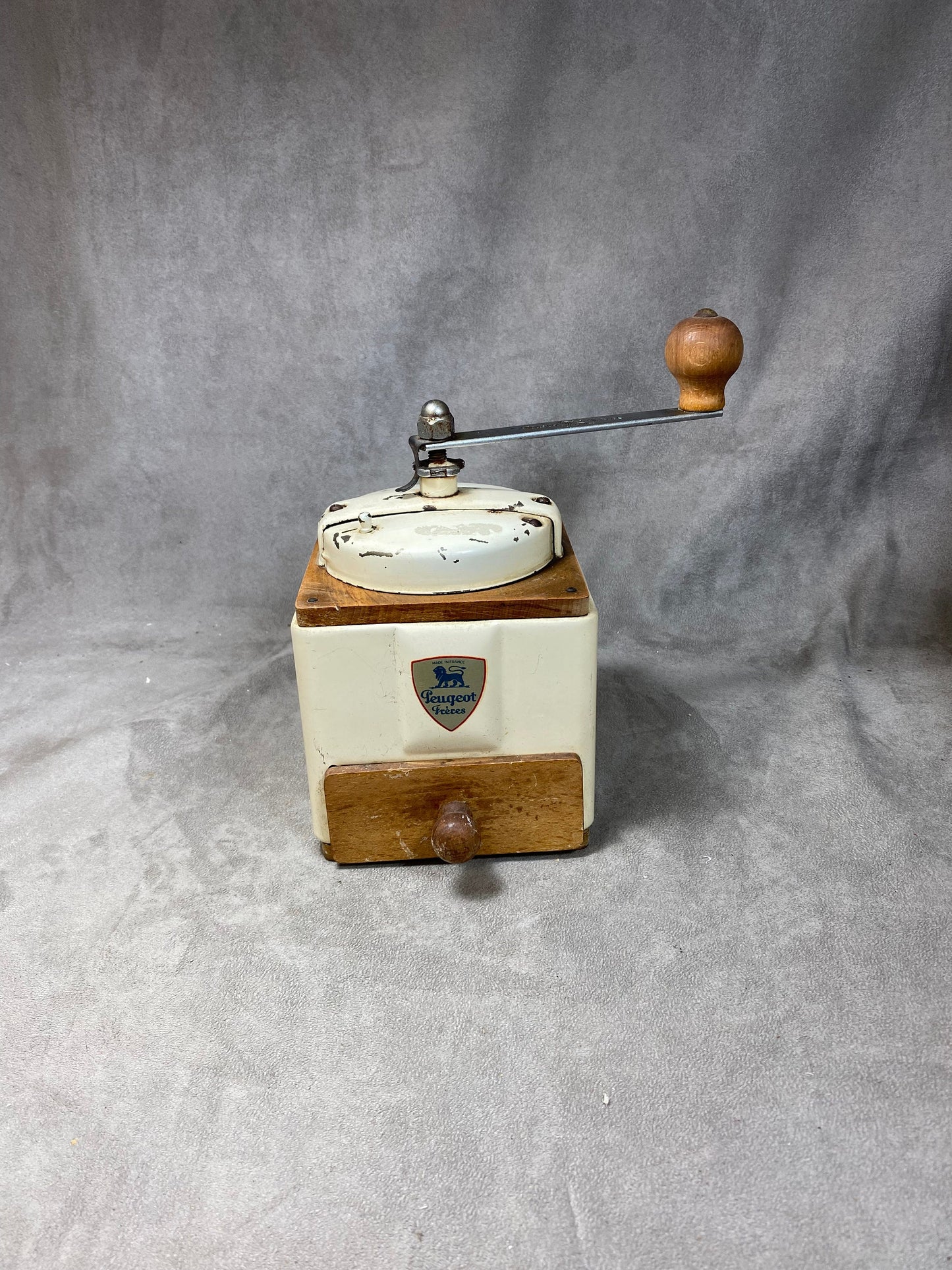 Peugeot Frères beige sheet metal and wood coffee grinder, EX model, dated between 1947 and 1960, Shabby chic, Made in France