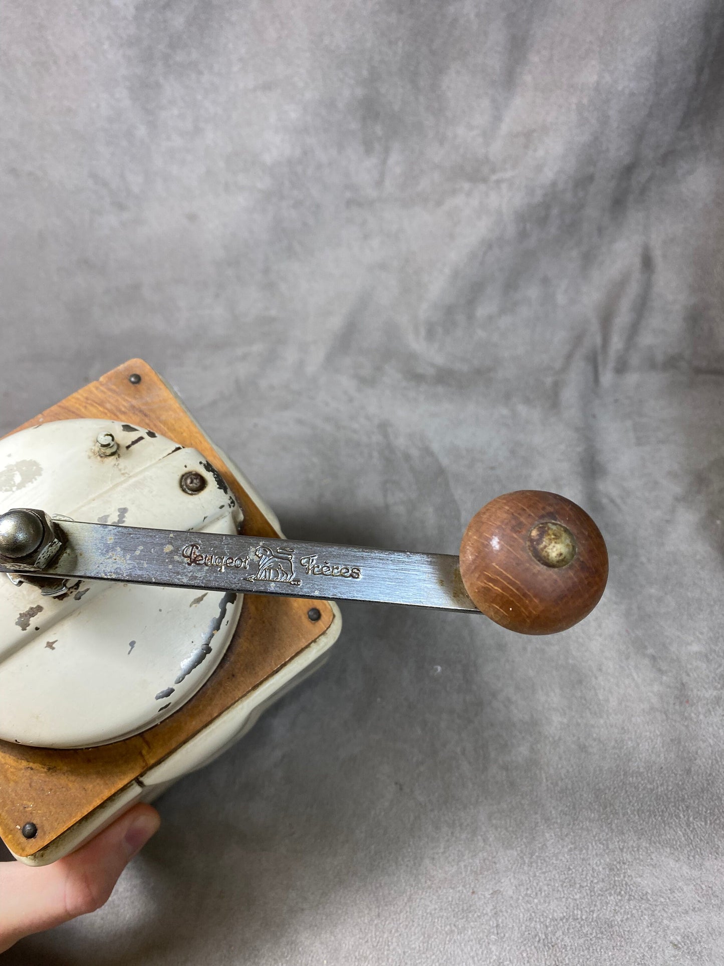 Peugeot Frères beige sheet metal and wood coffee grinder, EX model, dated between 1947 and 1960, Shabby chic, Made in France