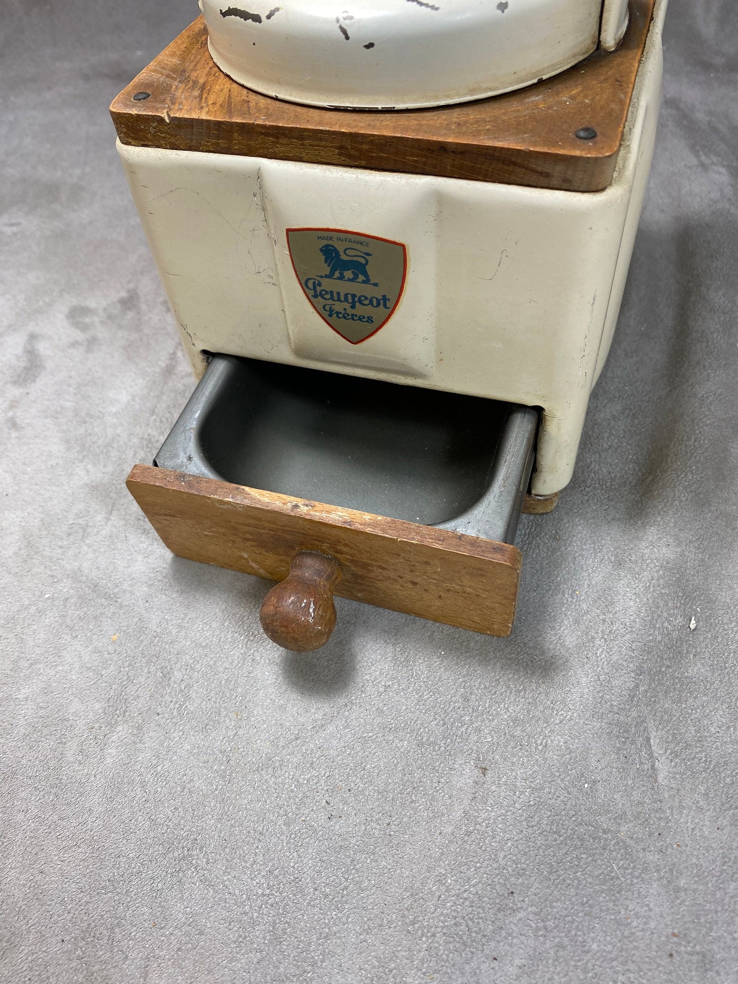 Peugeot Frères beige sheet metal and wood coffee grinder, EX model, dated between 1947 and 1960, Shabby chic, Made in France