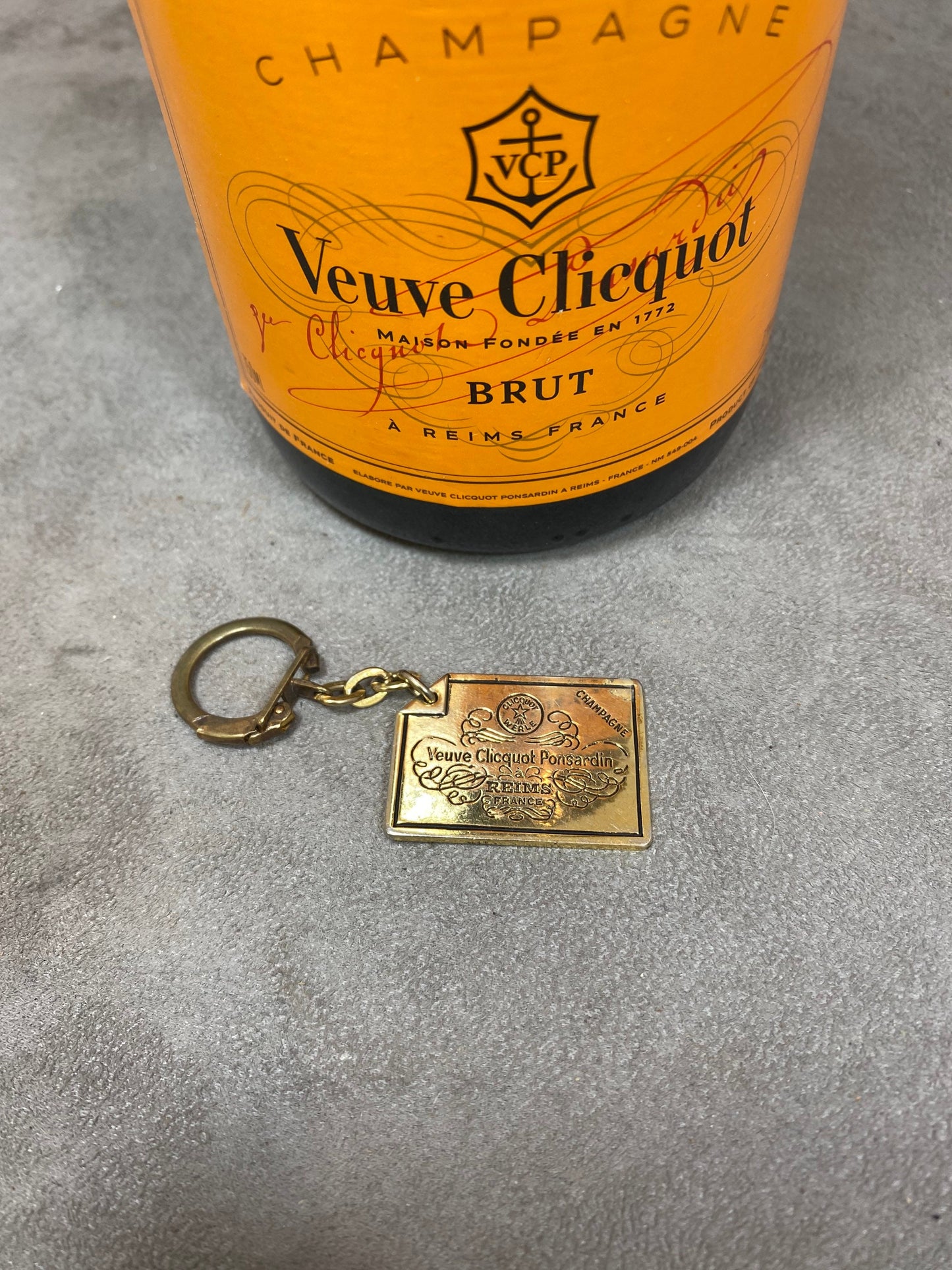 RARE Porte clés Veuve Clicquot en métal dorée patiné vintage Made in France Années 1980