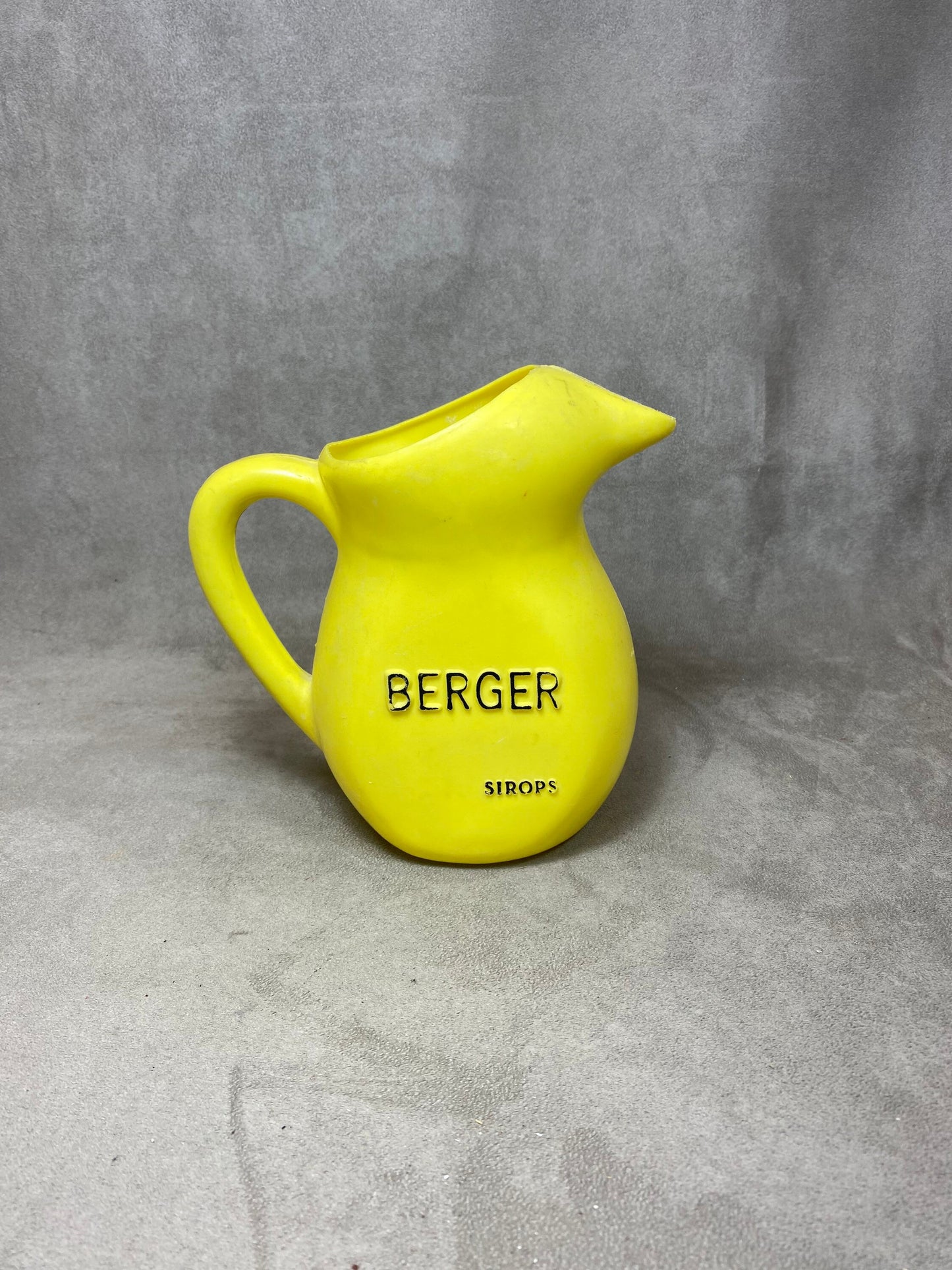 Berger water jug ​​in yellow plastic Made in France vintage Year 1970