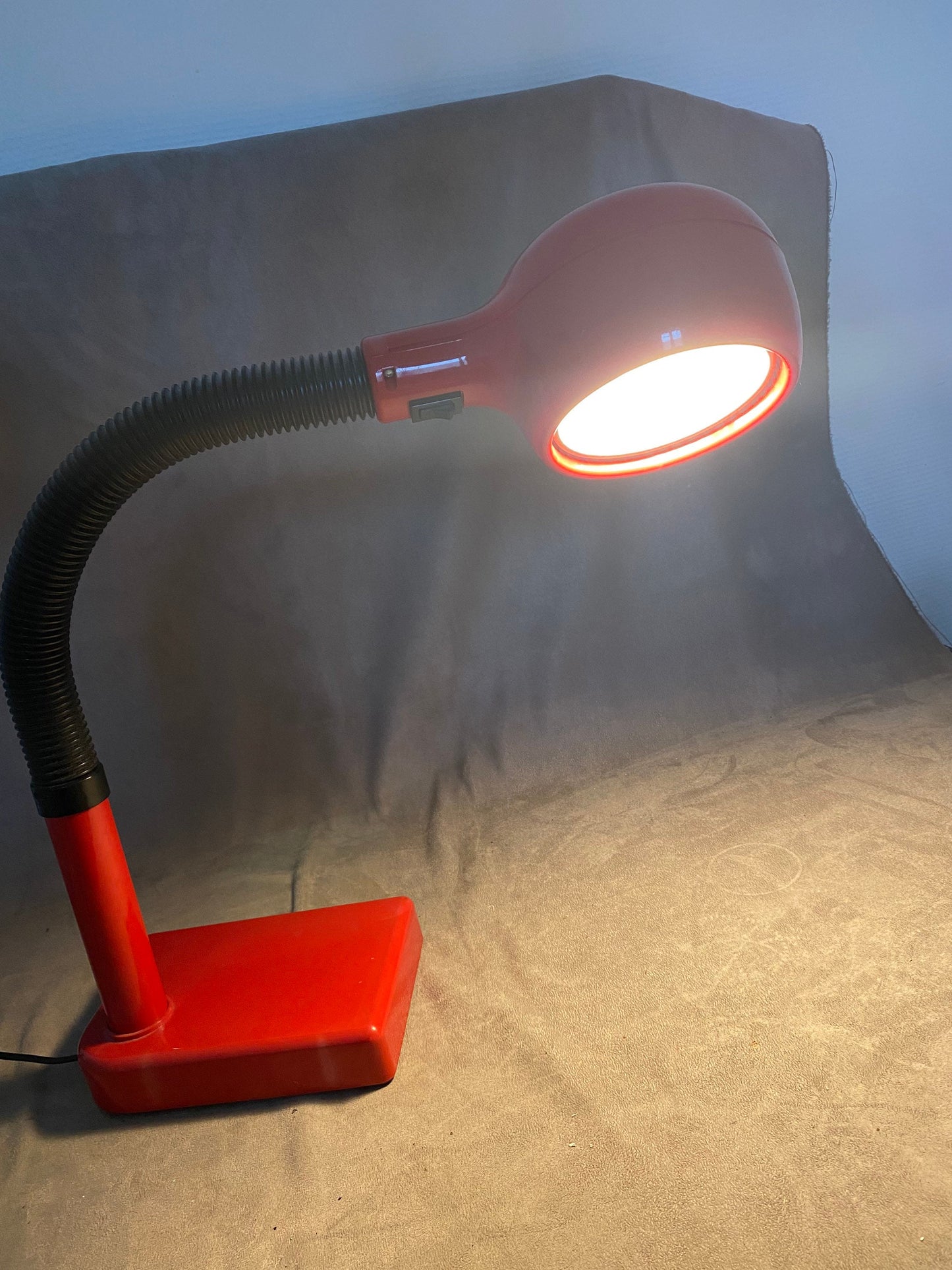 Vintage design desk lamp in red plastic Italian vintage design Made in Italy 1970