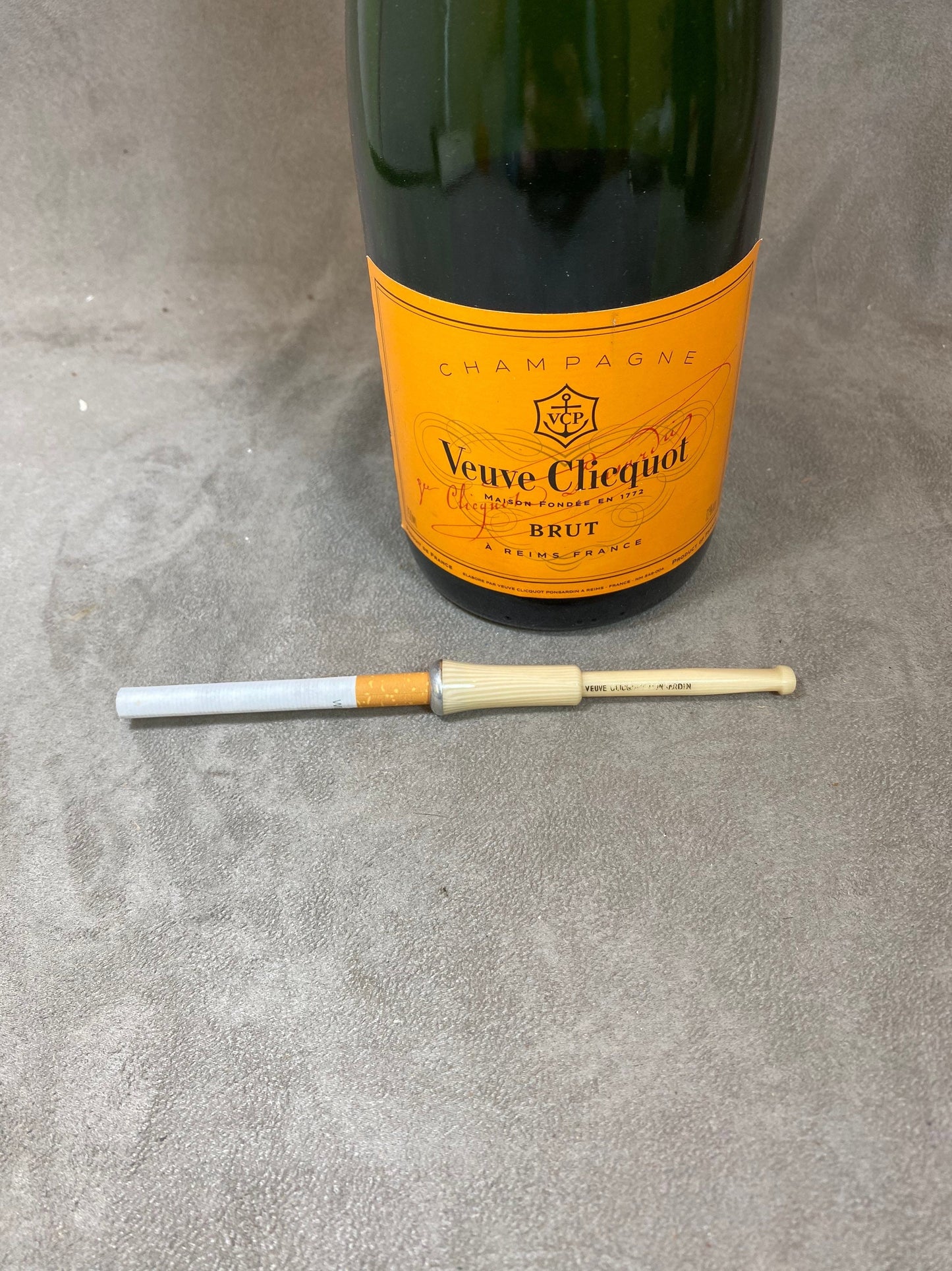 VERY RARE Fume cigarette champagne Veuve Clicquot en os vintage 1940