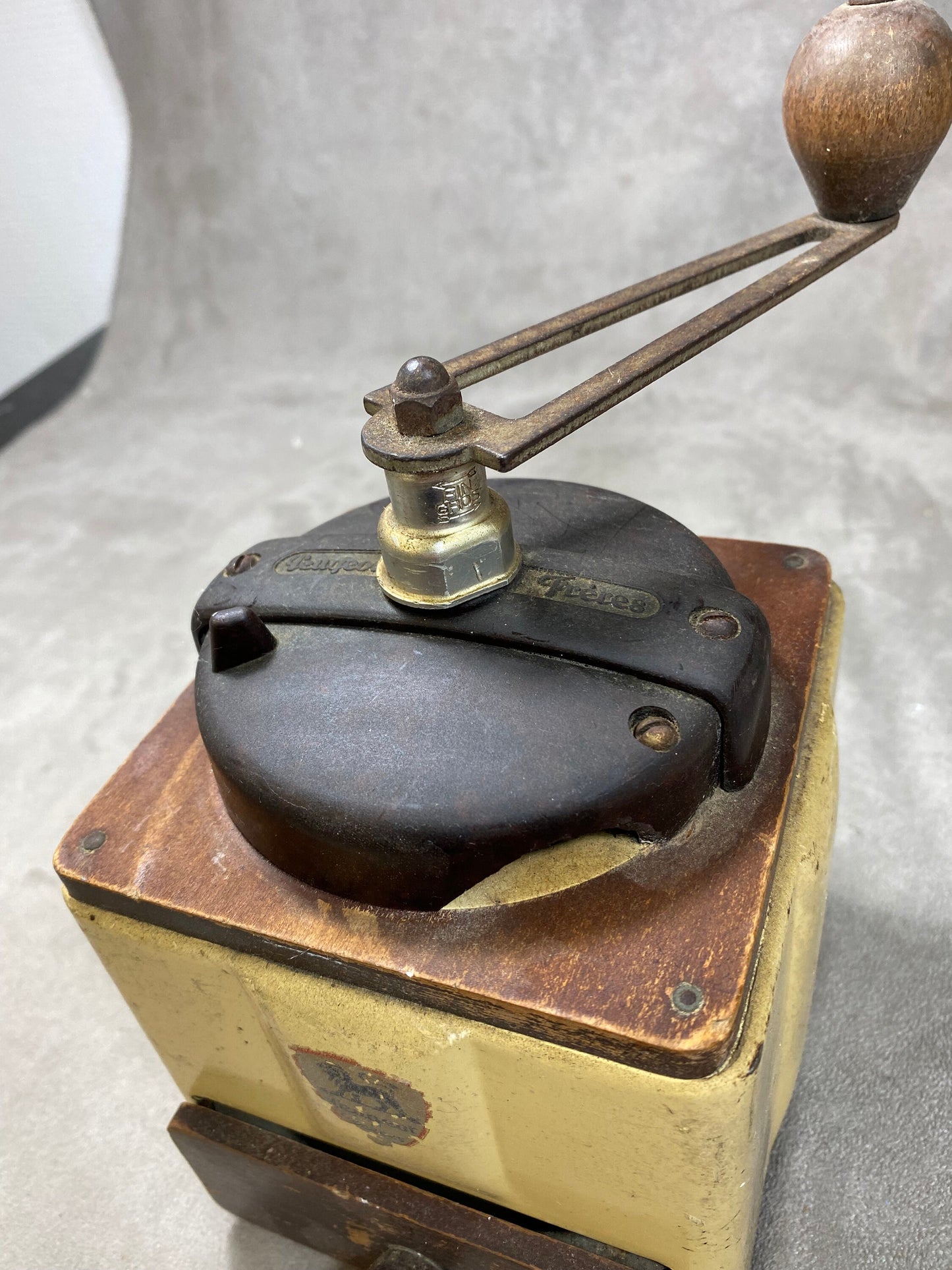 Peugeot Frères beige sheet metal and wood coffee grinder, EX model, dated between 1947 and 1960, Shabby chic, Made in France