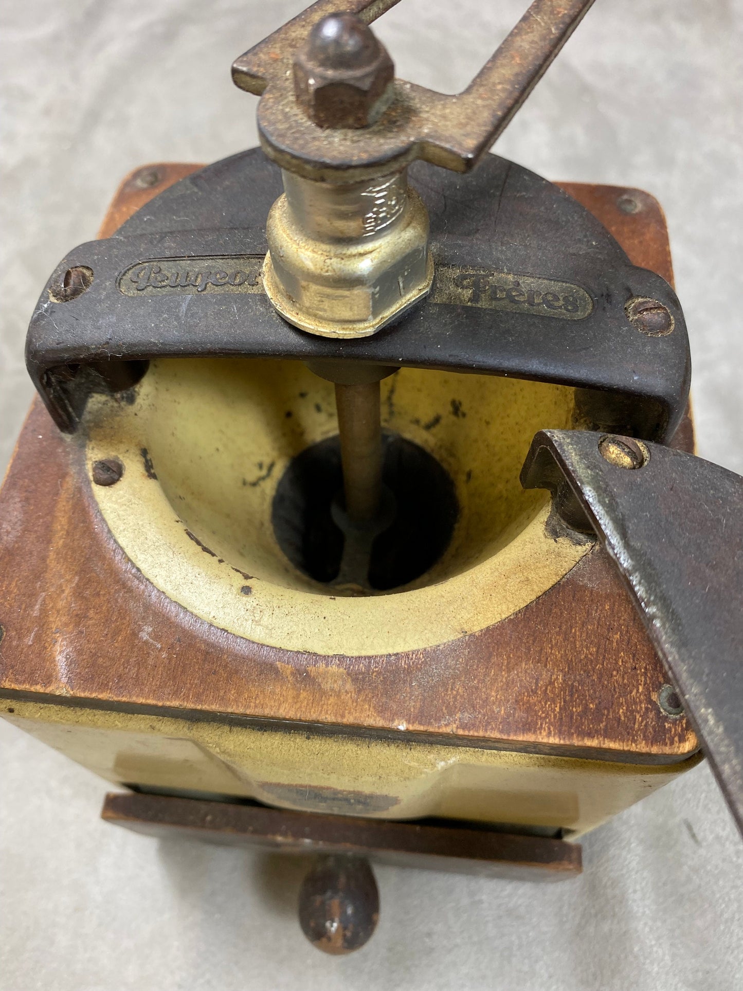 Peugeot Frères beige sheet metal and wood coffee grinder, EX model, dated between 1947 and 1960, Shabby chic, Made in France