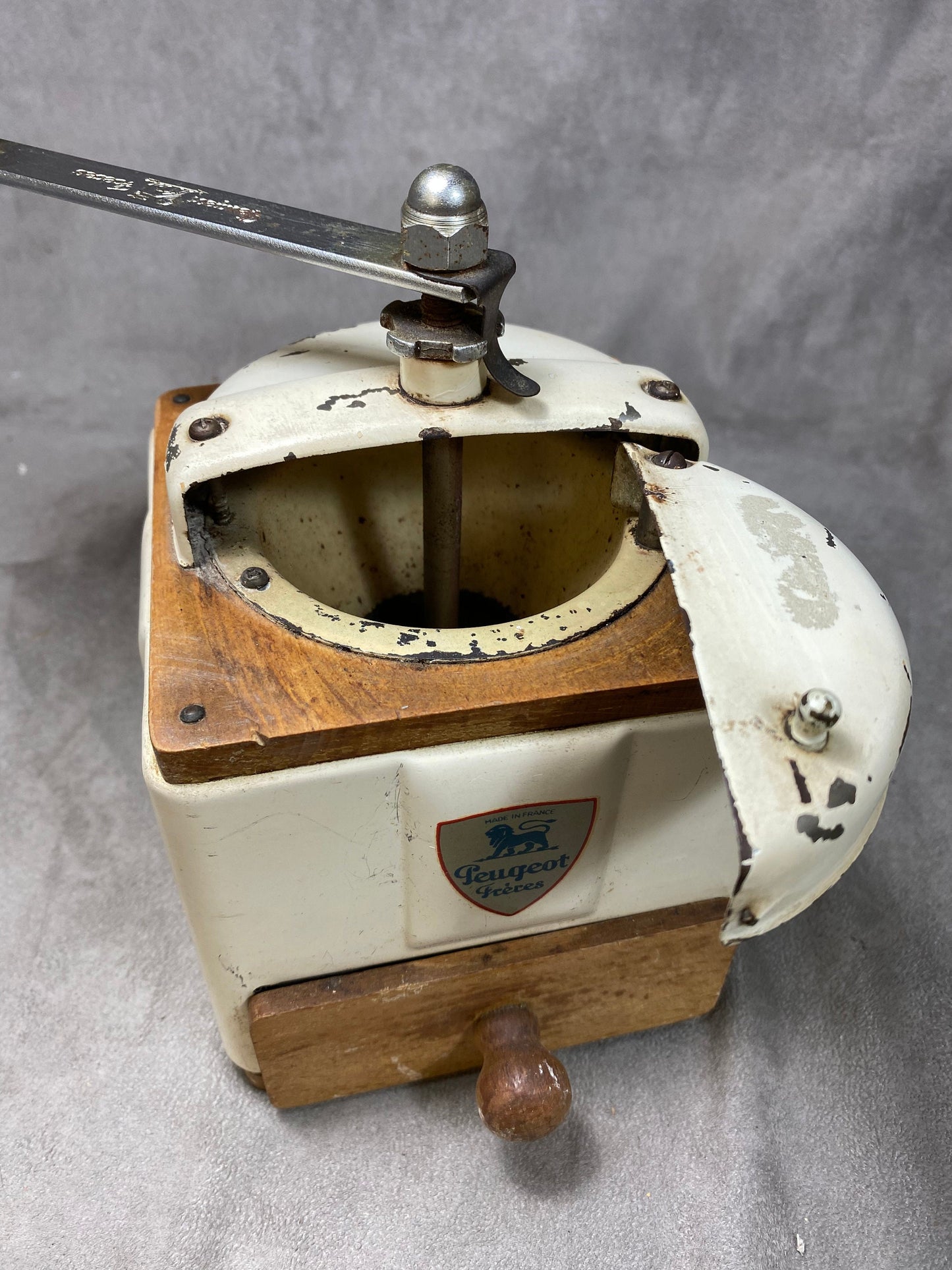 Peugeot Frères beige sheet metal and wood coffee grinder, EX model, dated between 1947 and 1960, Shabby chic, Made in France