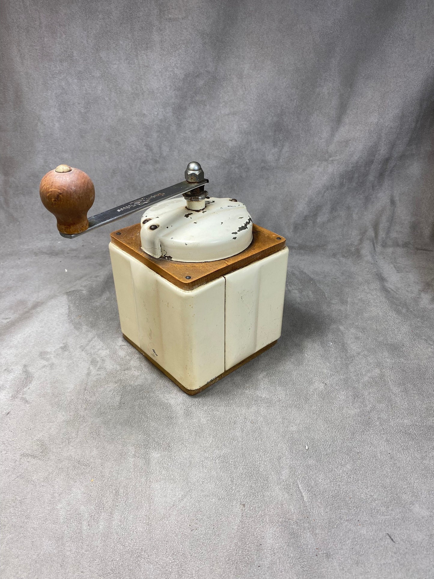 Peugeot Frères beige sheet metal and wood coffee grinder, EX model, dated between 1947 and 1960, Shabby chic, Made in France