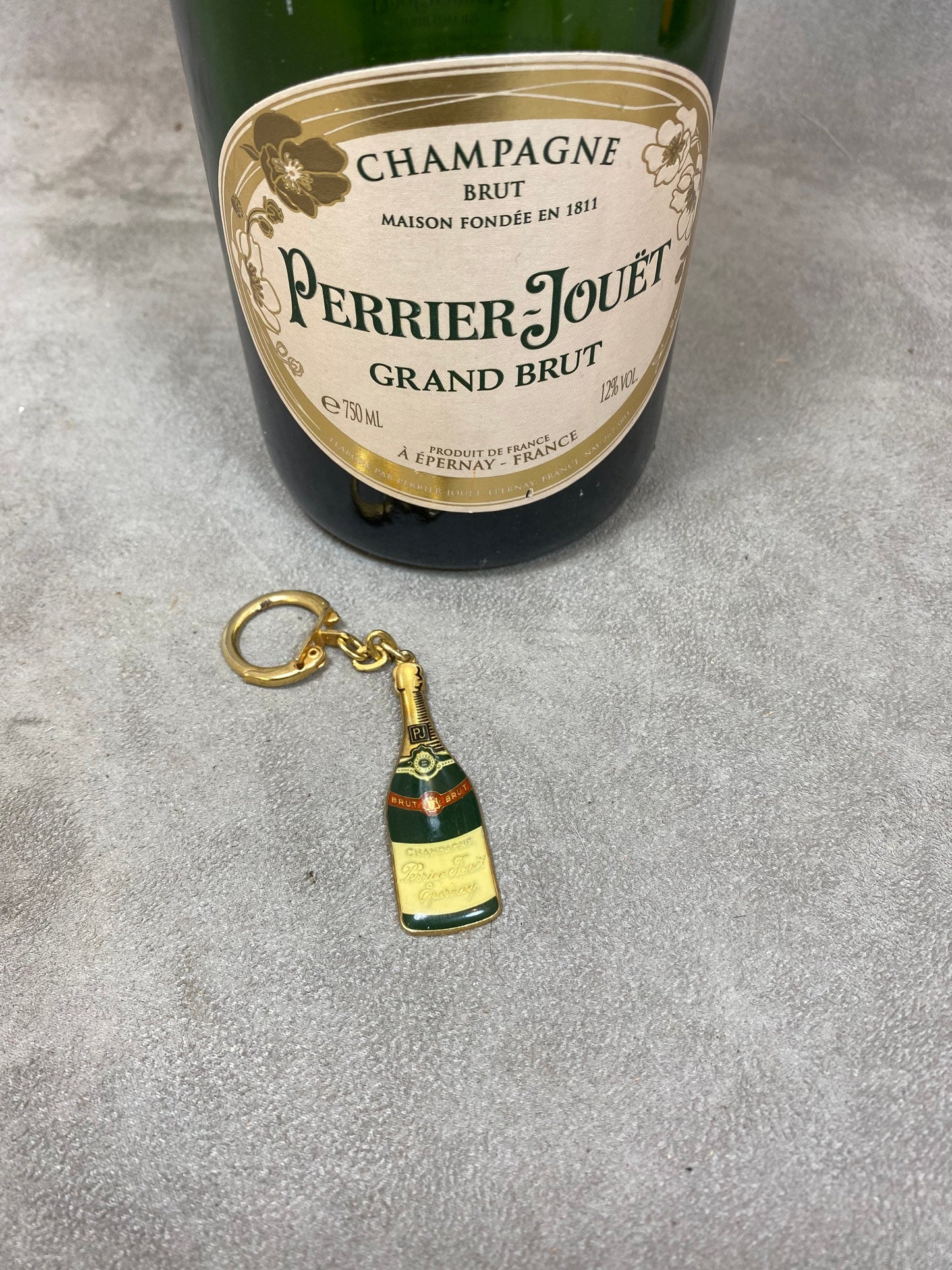 SELTENER Schlüsselanhänger aus Metall von Perrier Jouet mit Champagnerflaschen-Dekoration. Hergestellt in Frankreich, 1960er Jahre