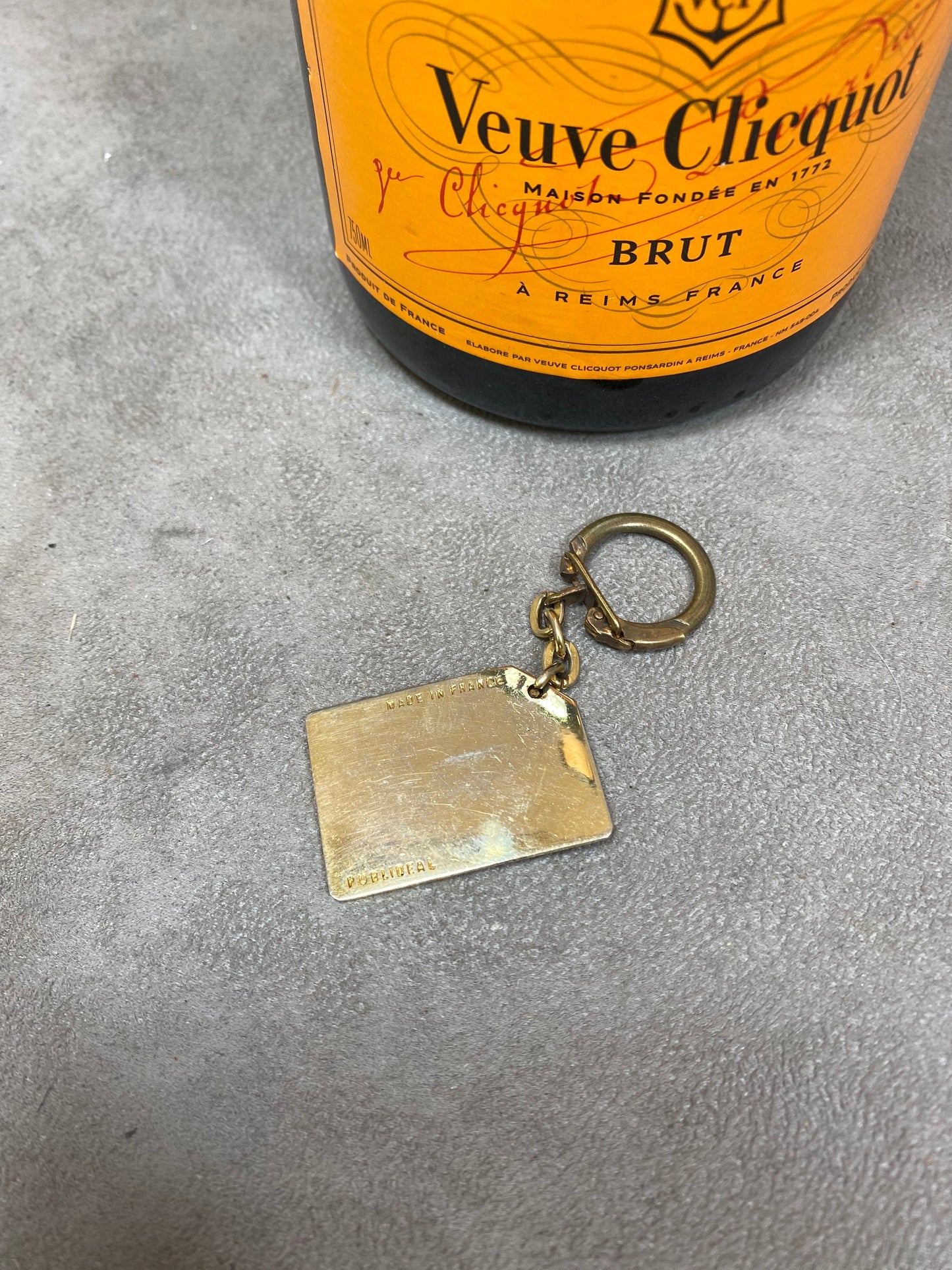 RARE Porte clés Veuve Clicquot en métal dorée patiné vintage Made in France Années 1980