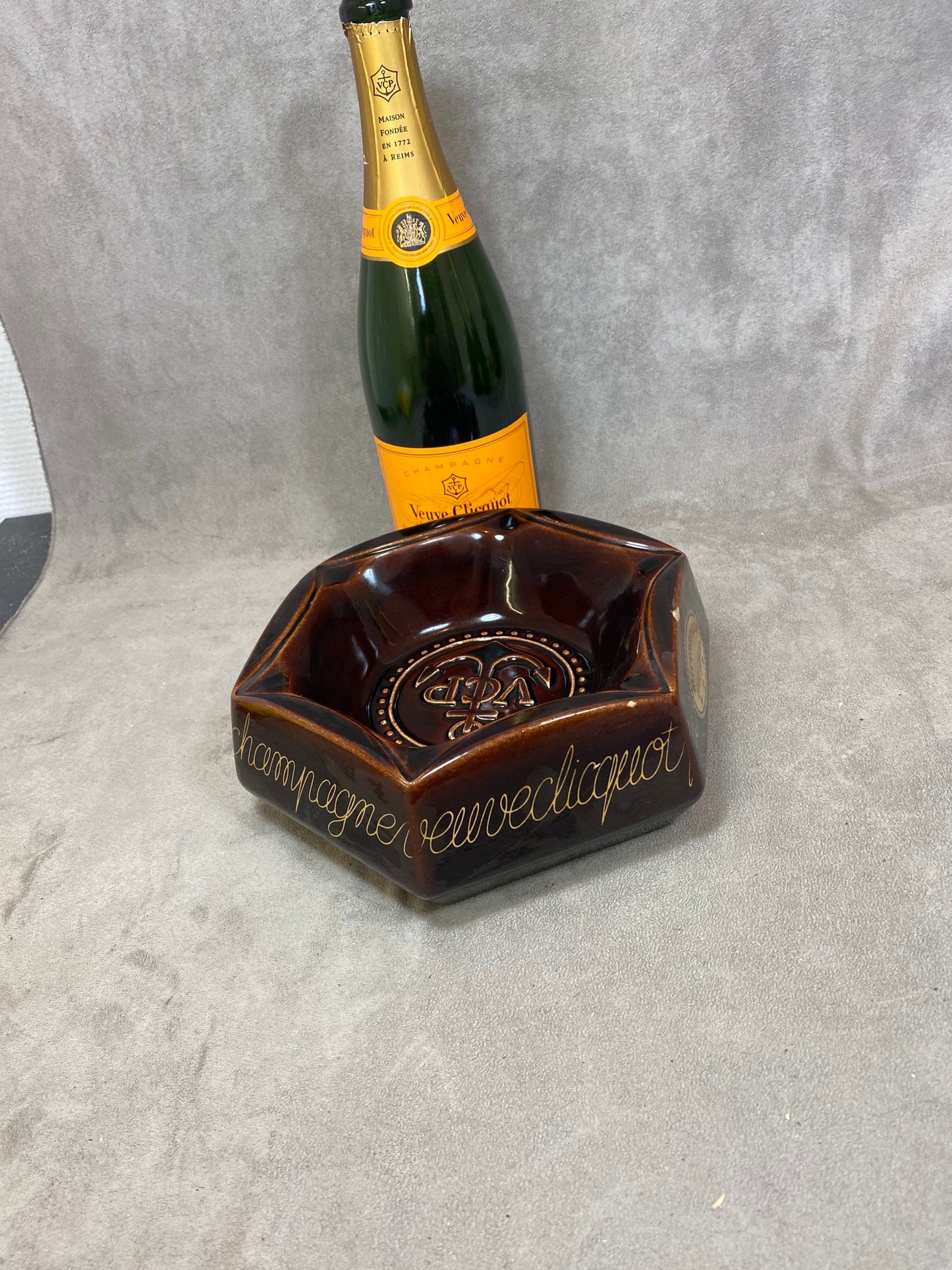 SELTENER, prächtiger Aschenbecher von Veuve Clicquot aus brauner Vintage-Keramik. Hergestellt in Frankreich