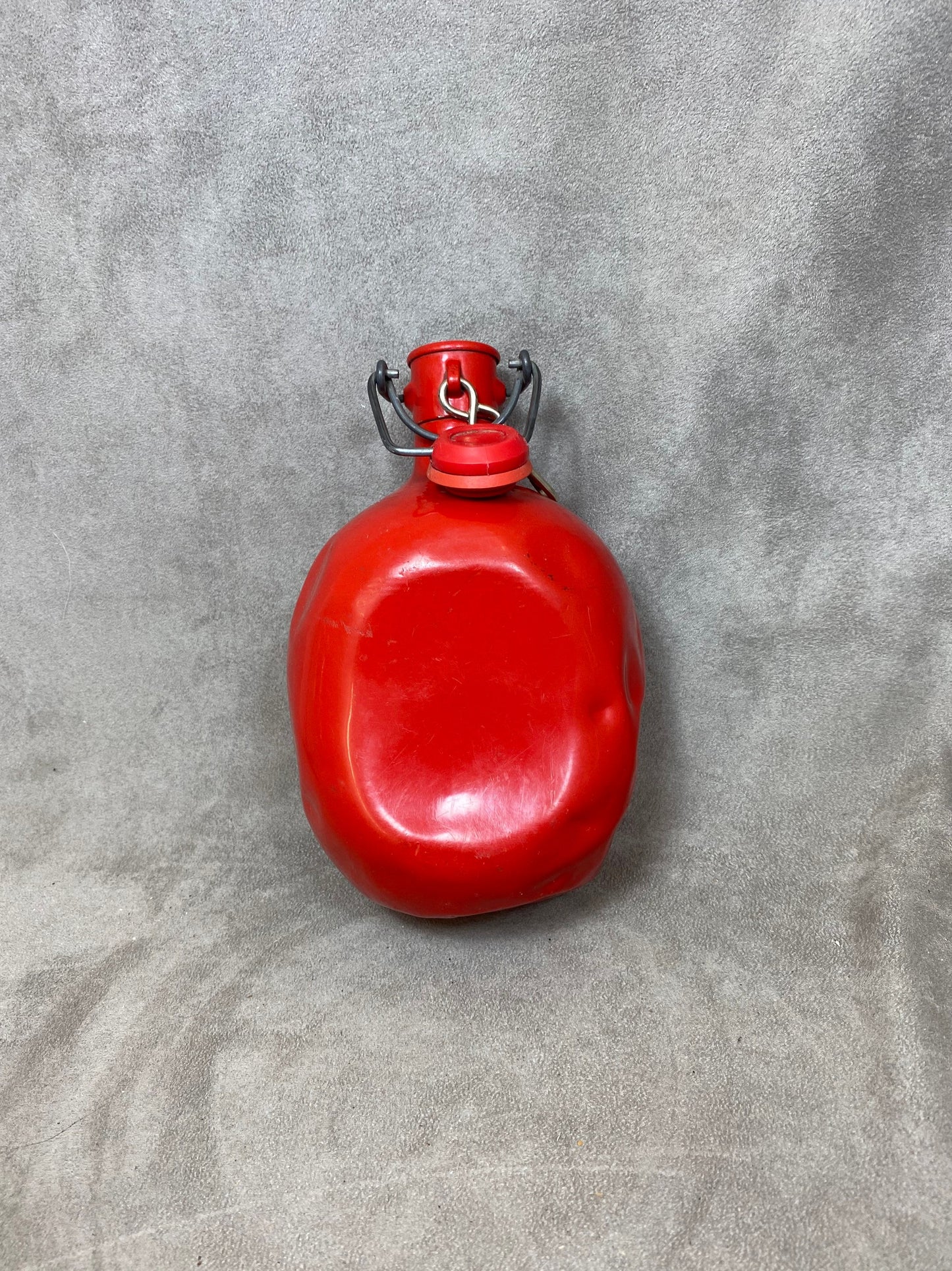 Le Grand Tétras red aluminum flask with vintage mechanical cap, capacity 1 liter, Made in France