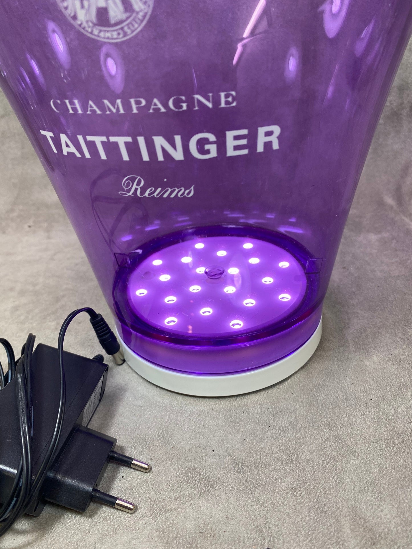 Seau à champagne Taittinger en plastique transparent violet lumineux  vintage Made in france