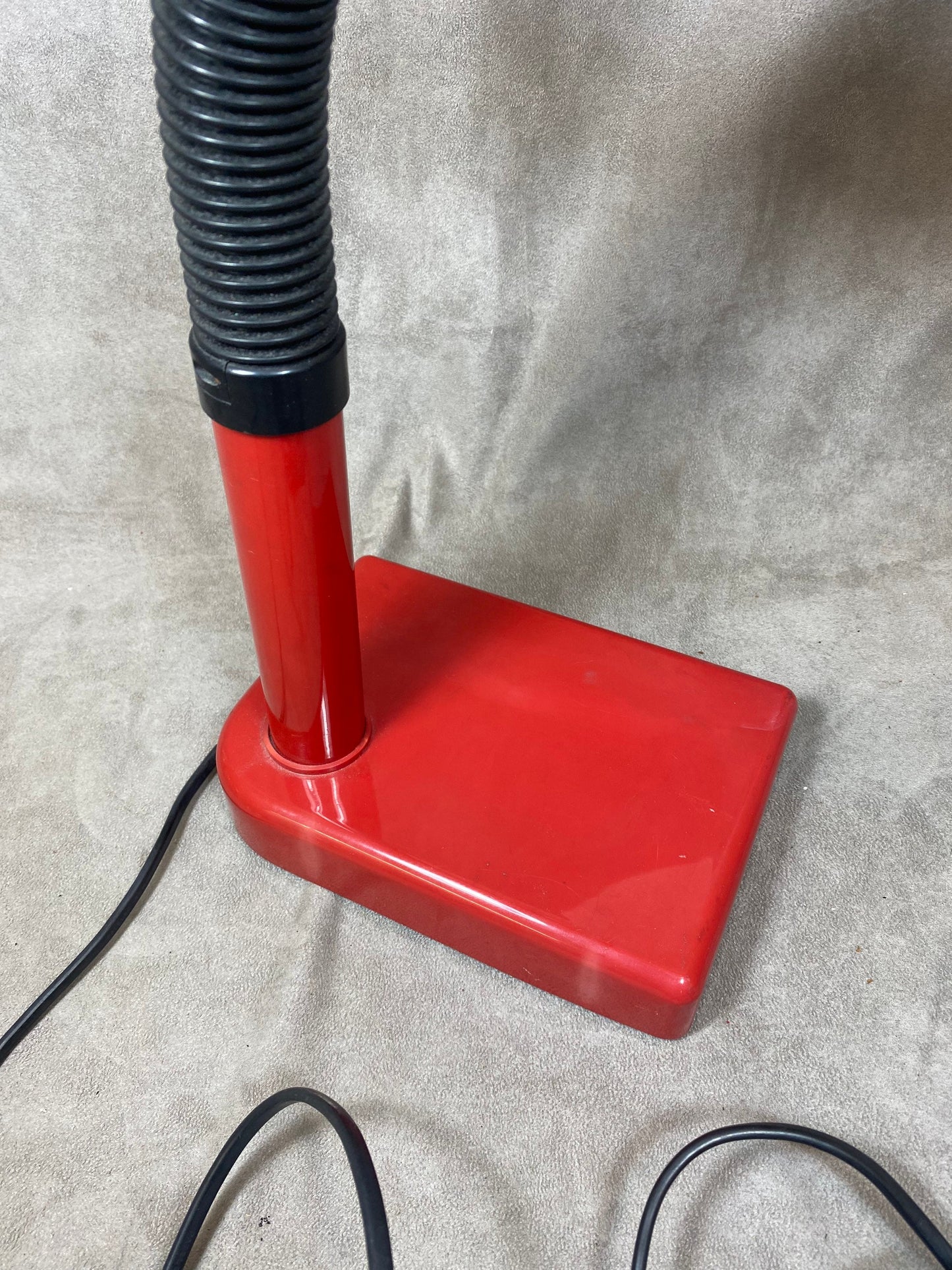 Vintage design desk lamp in red plastic Italian vintage design Made in Italy 1970