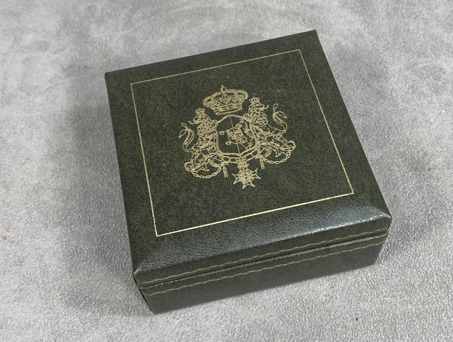 Set of 8 coasters decorated with the coats of arms of the Swedish royal families in cork Made in Sweden Circa 1980