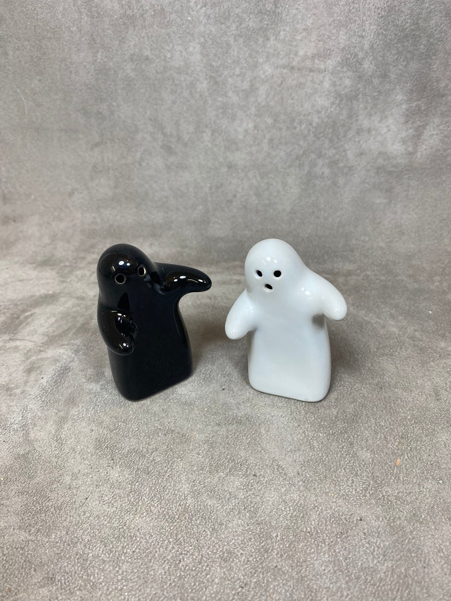 Salière et poivrier en céramique vintage "le couple qui s'enlace" noir et blanc
