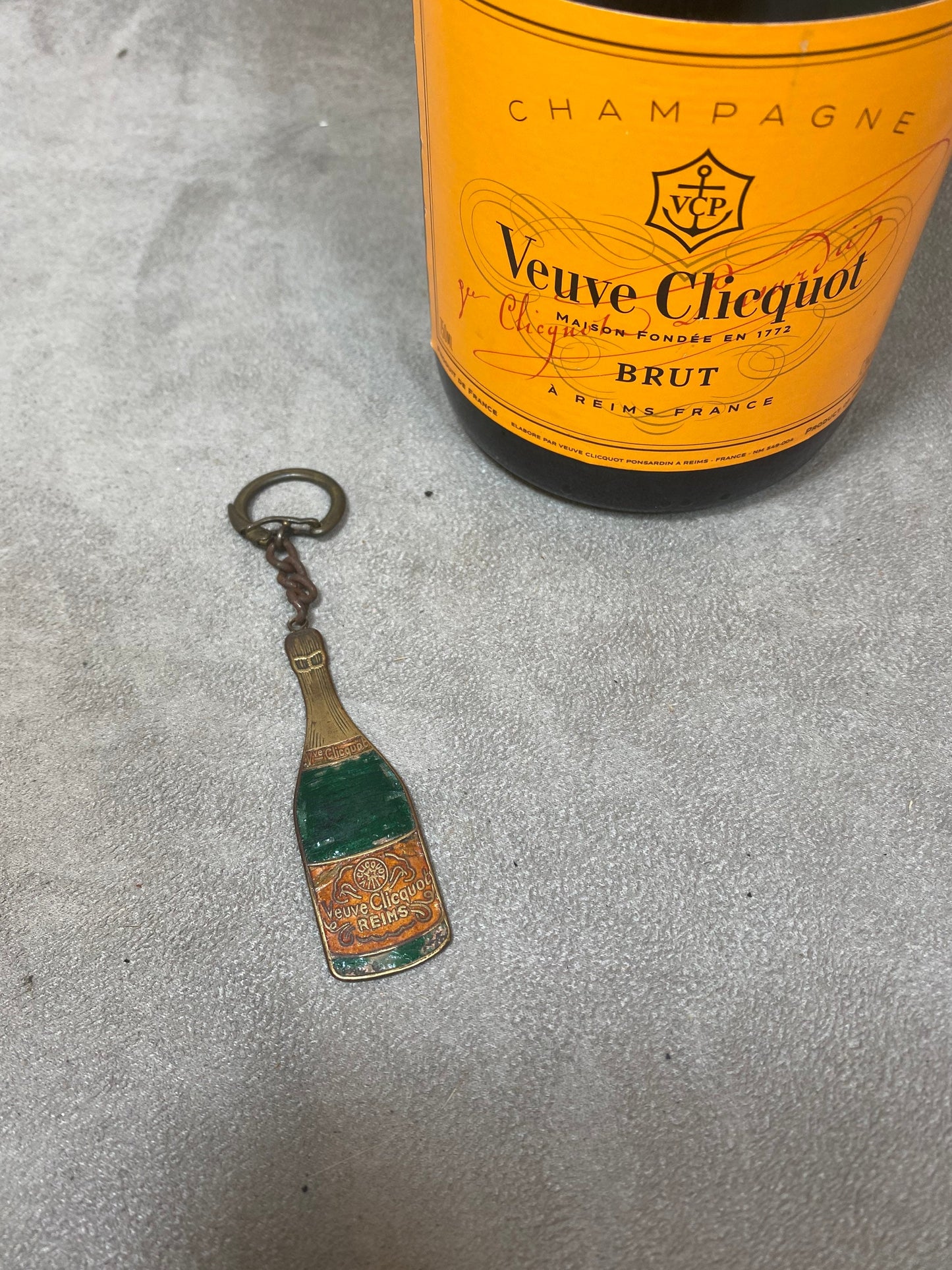 RARE Porte clés Veuve Clicquot en métal à décor de bouteille de champagne  Made in France Années 1960