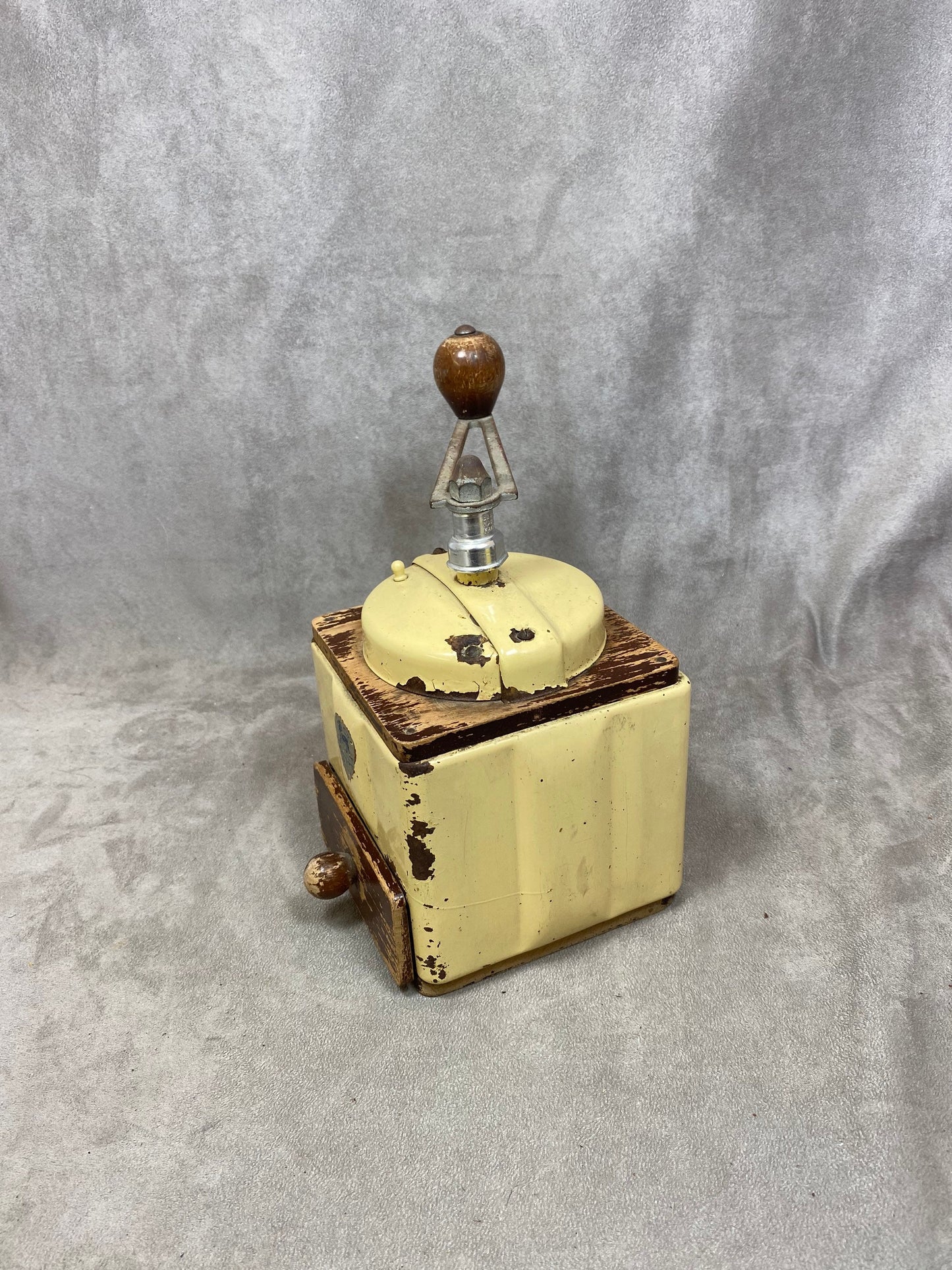 Peugeot Frères beige sheet metal and wood coffee grinder, EX model, dated between 1947 and 1960, Shabby chic, Made in France