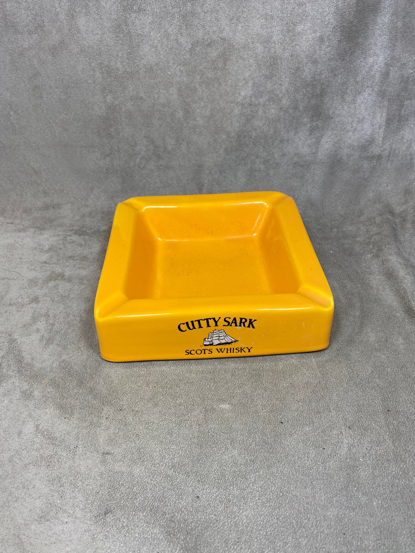 CUTTY SARK vintage ceramic whisky yellow ashtray made in France 1970s