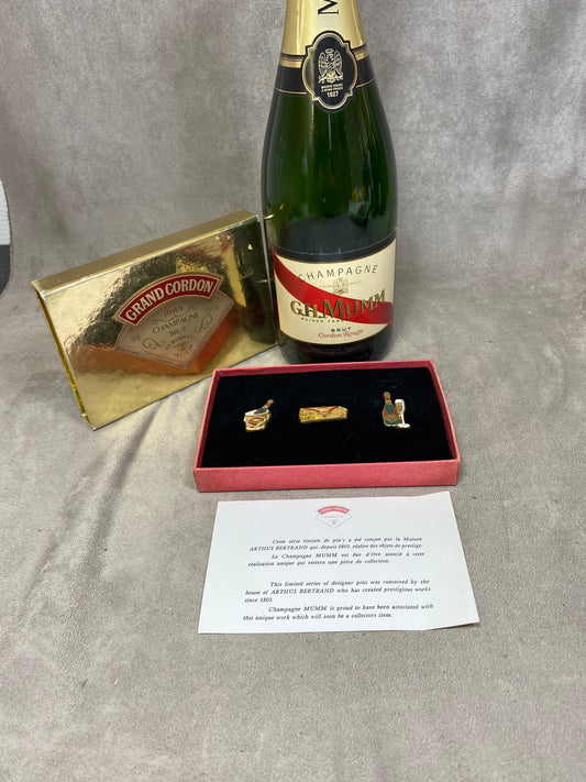 Coffret collector de 3 Pin's champagne Mumm Cordon Rouge vintage par Arthus Bertrand    Made in France Années 1980