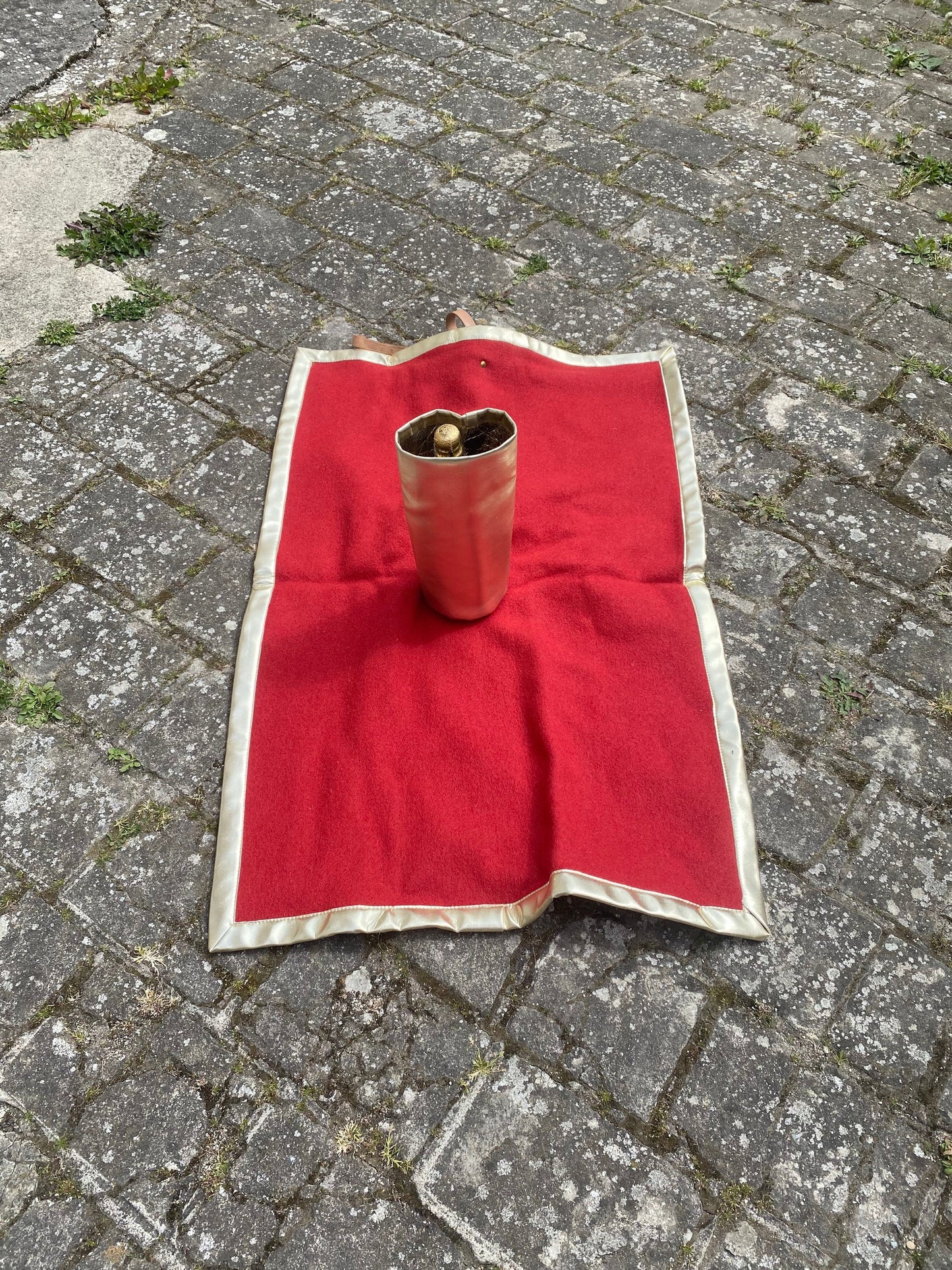 SEHR SELTENE rote Picknickdecke mit isoliertem Etui für eine burgunderfarbene Champagnerflasche aus Vintage-Krug-Champagnerwolle. Hergestellt in Frankreich.