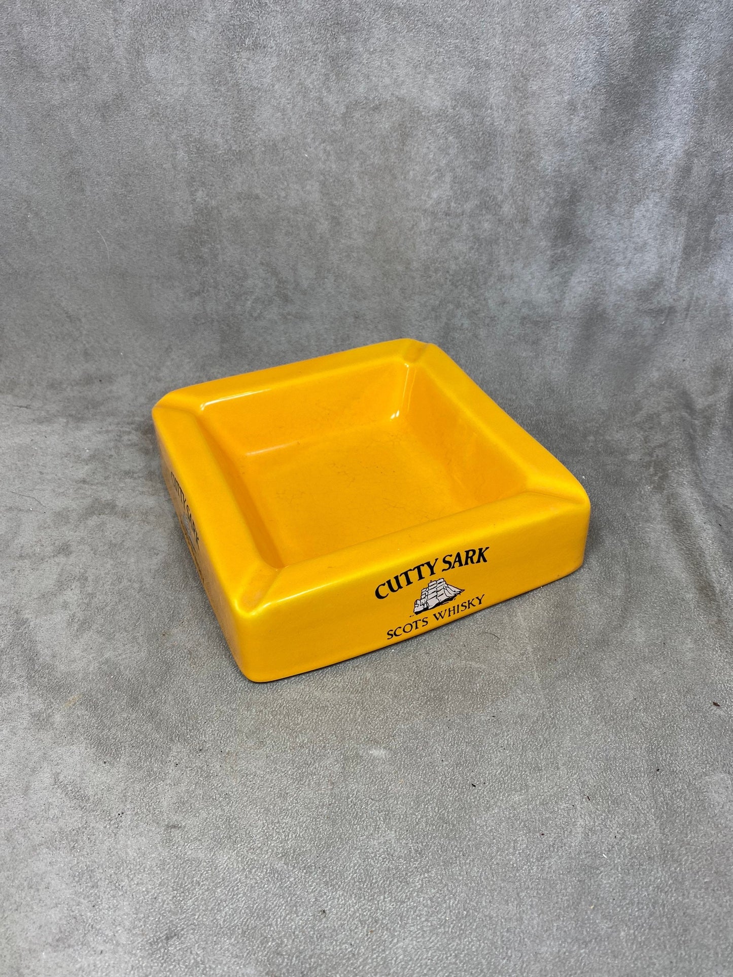 CUTTY SARK vintage ceramic whisky yellow ashtray made in France 1970s