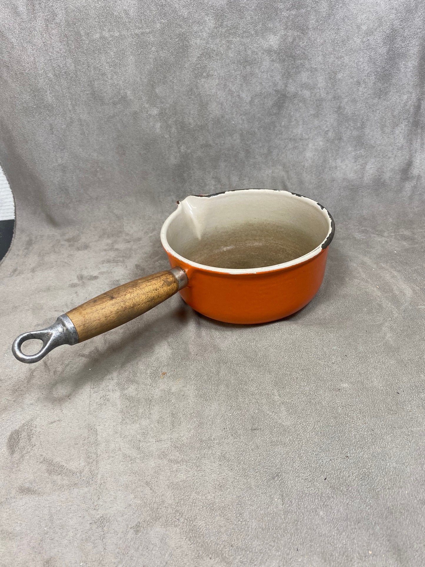 Vintage Le Creuset orange emaillierter Gusseisentopf mit Ausgießer und Holzgriff Vintage made in France 1970