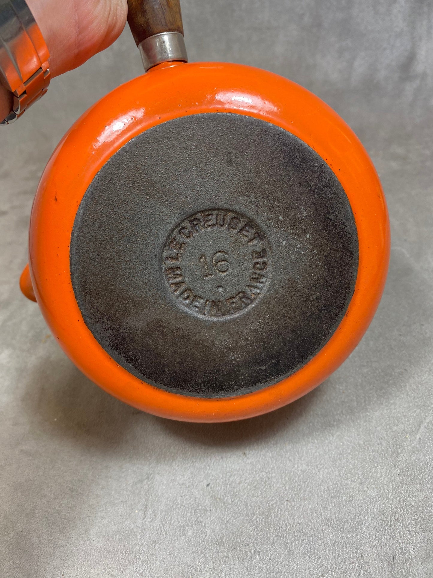 Vintage Le Creuset orange emaillierter Gusseisentopf mit Ausgießer und Holzgriff Vintage made in France 1970