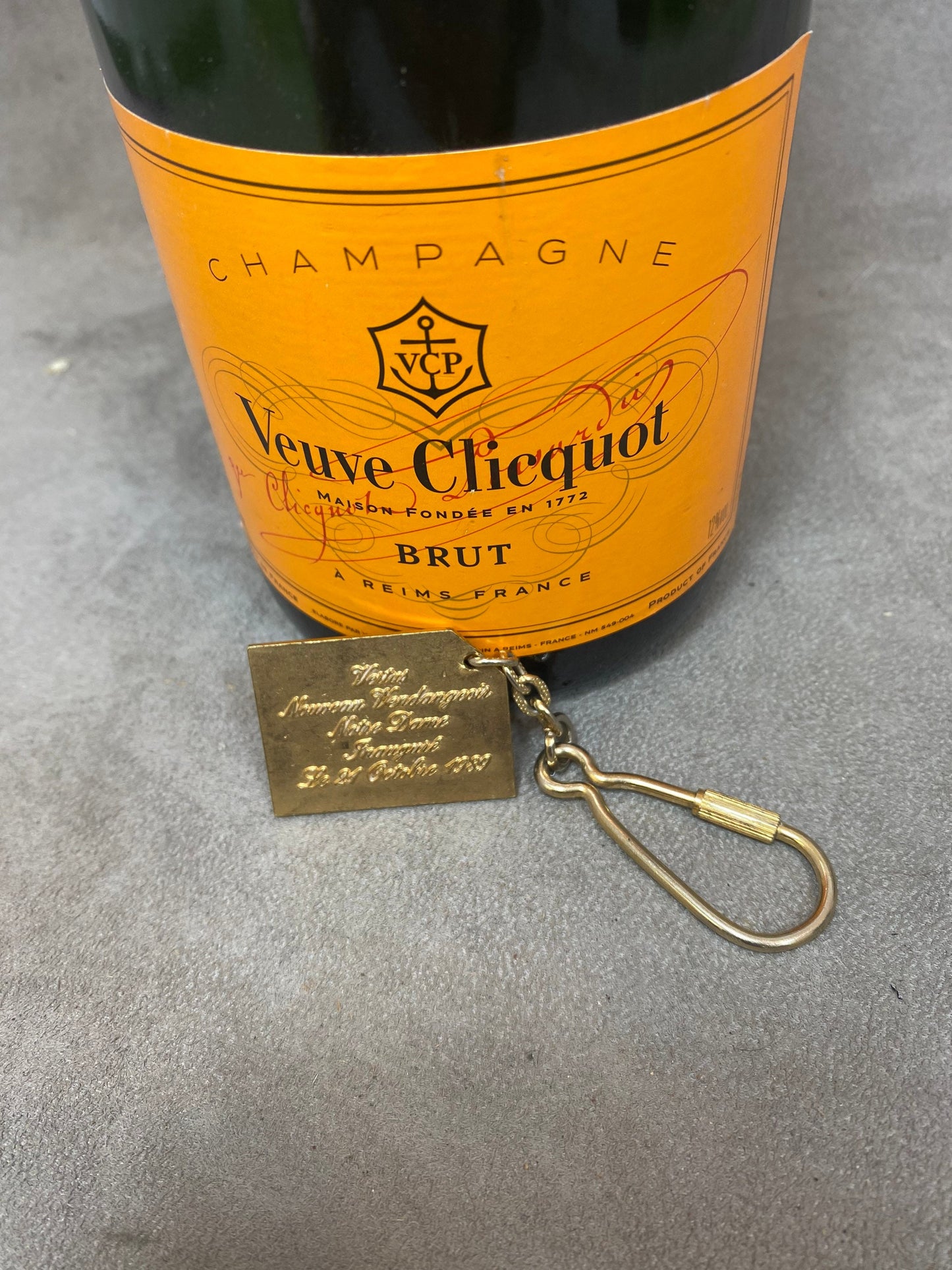 RARE Porte clés Veuve Clicquot en métal dorée patiné vintage Made in France Années 1980