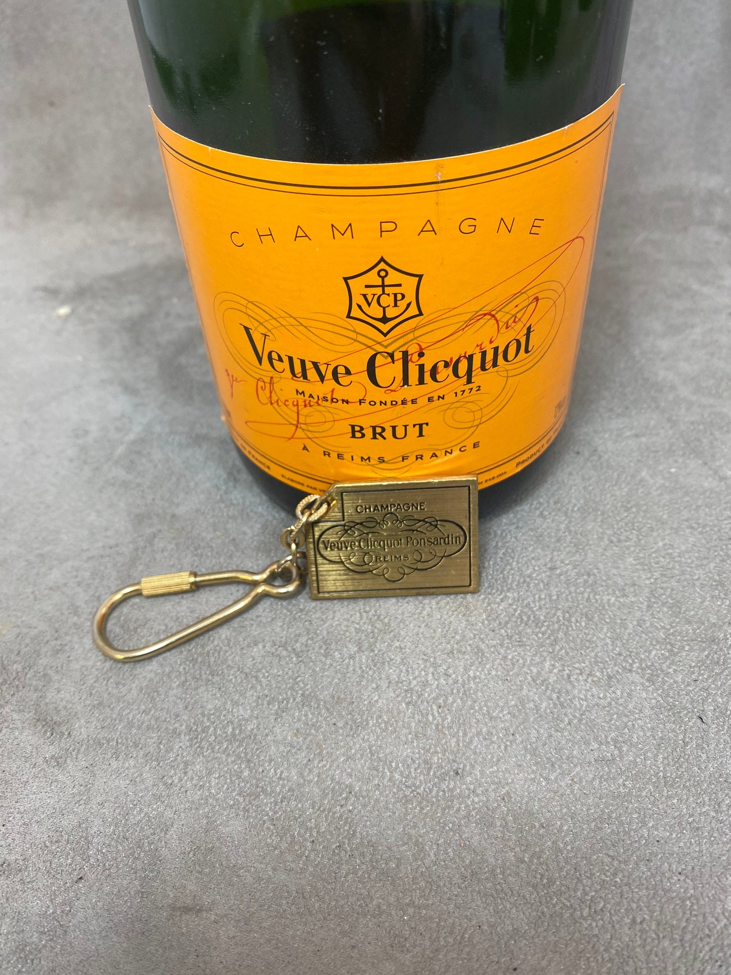 RARE Porte clés Veuve Clicquot en métal dorée patiné vintage Made in France Années 1980