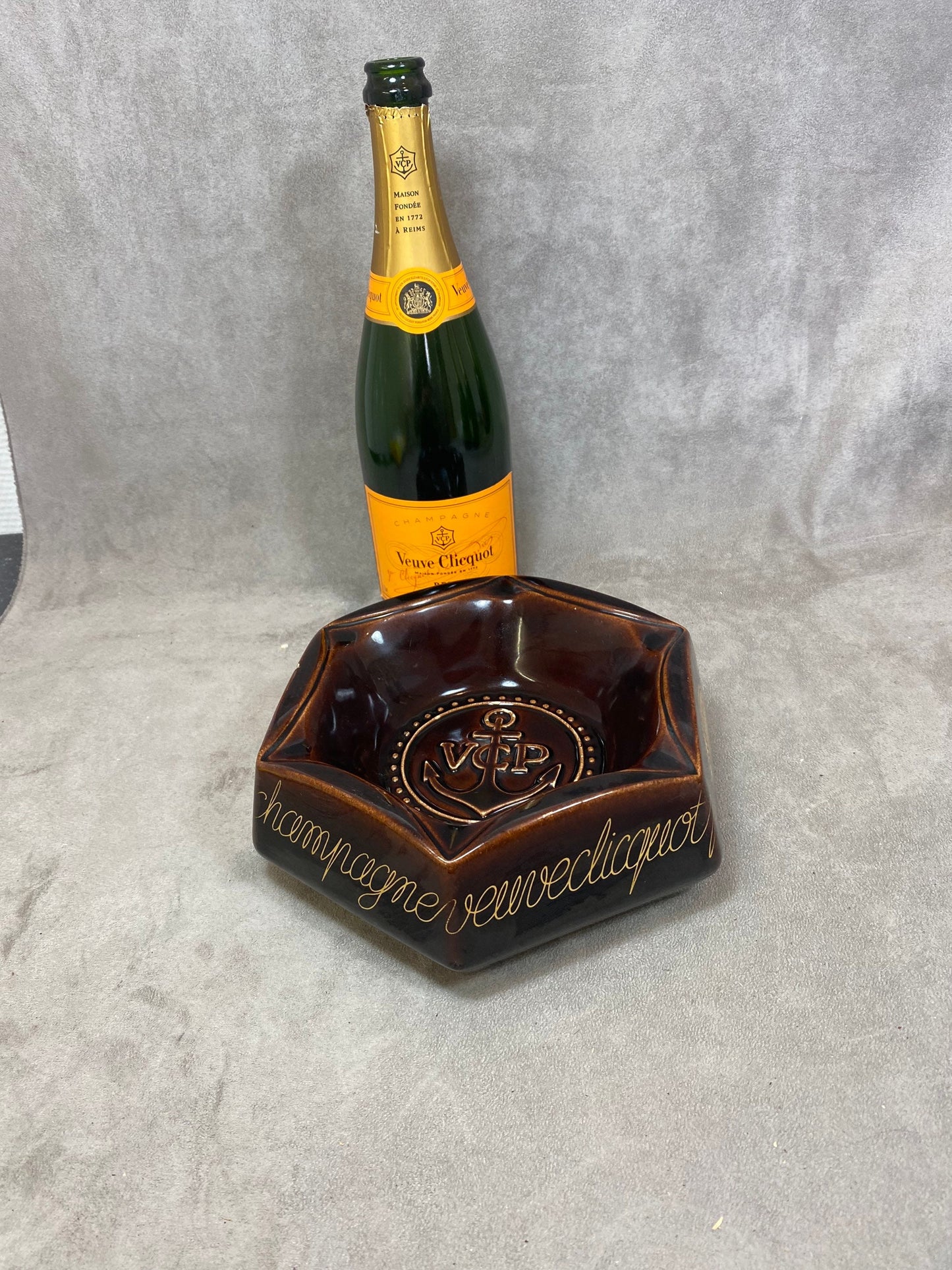 SELTENER, prächtiger Aschenbecher von Veuve Clicquot aus brauner Vintage-Keramik. Hergestellt in Frankreich