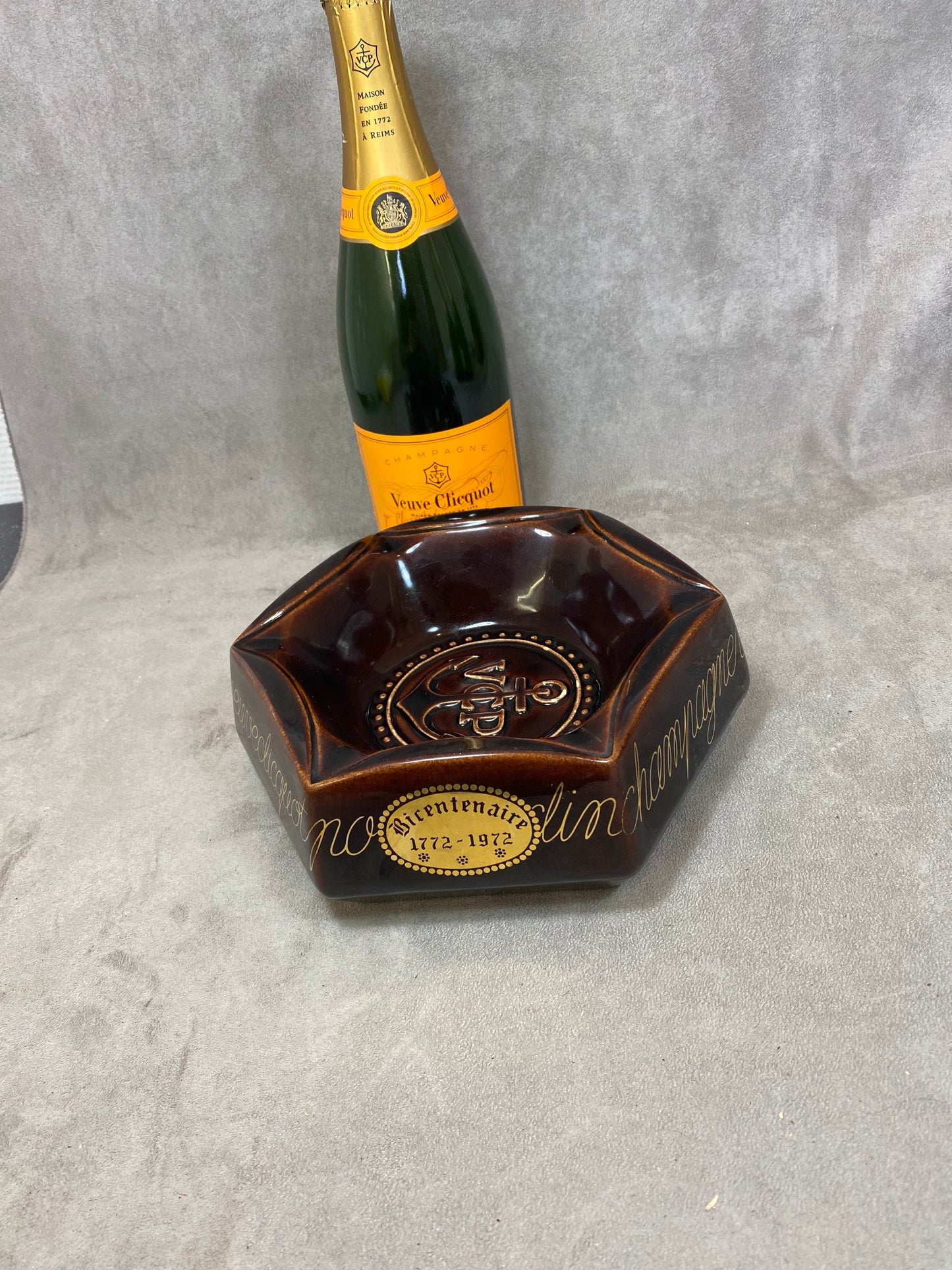 SELTENER, prächtiger Aschenbecher von Veuve Clicquot aus brauner Vintage-Keramik. Hergestellt in Frankreich