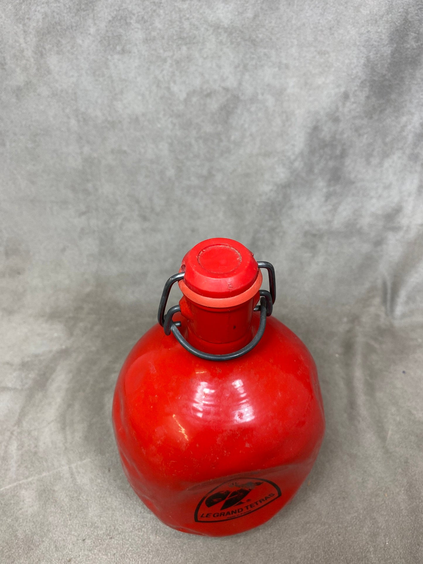 Le Grand Tétras red aluminum flask with vintage mechanical cap, capacity 1 liter, Made in France