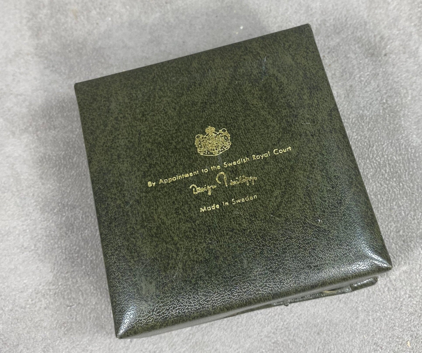 Set of 8 coasters decorated with the coats of arms of the Swedish royal families in cork Made in Sweden Circa 1980