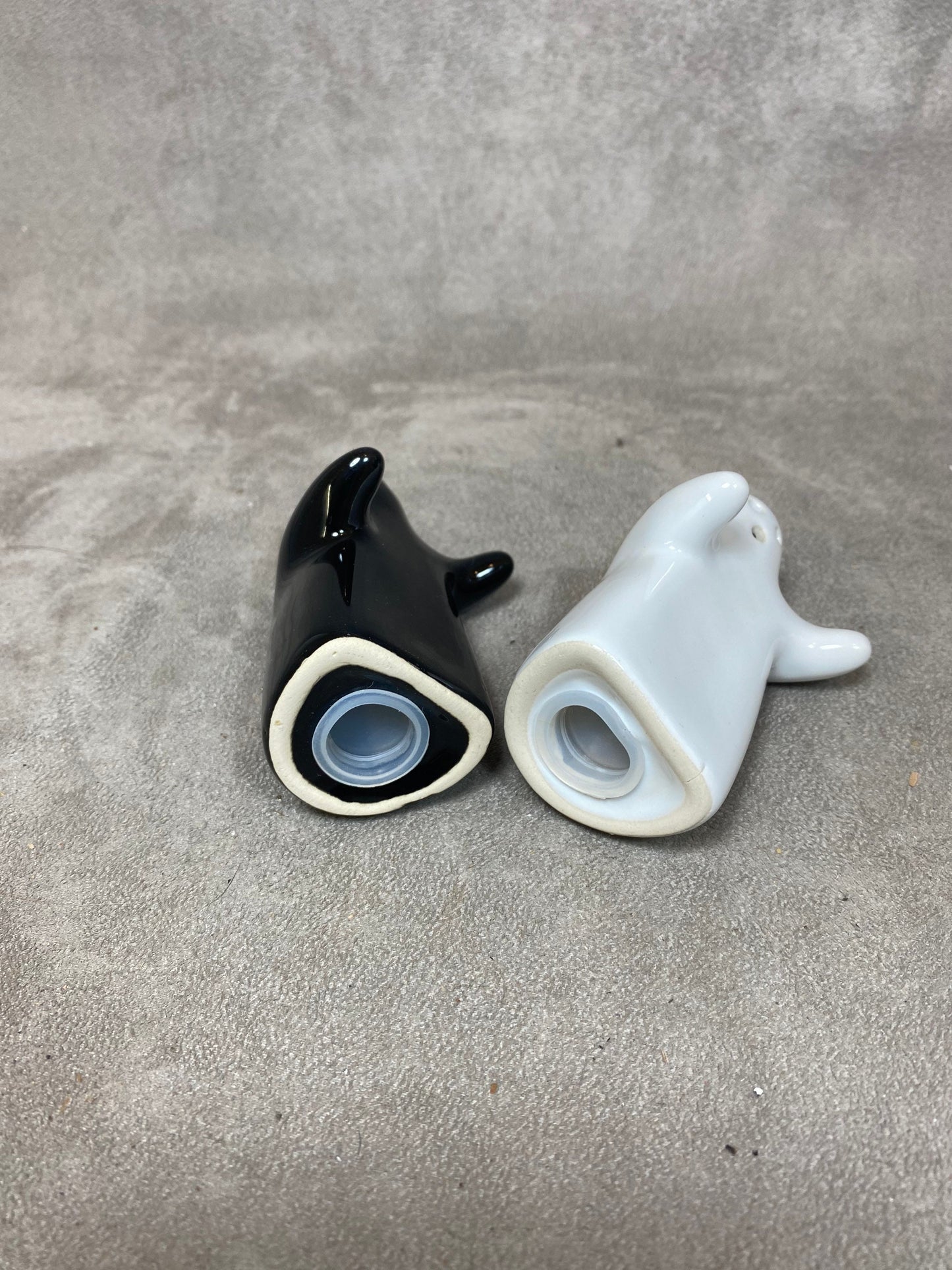 Salière et poivrier en céramique vintage "le couple qui s'enlace" noir et blanc