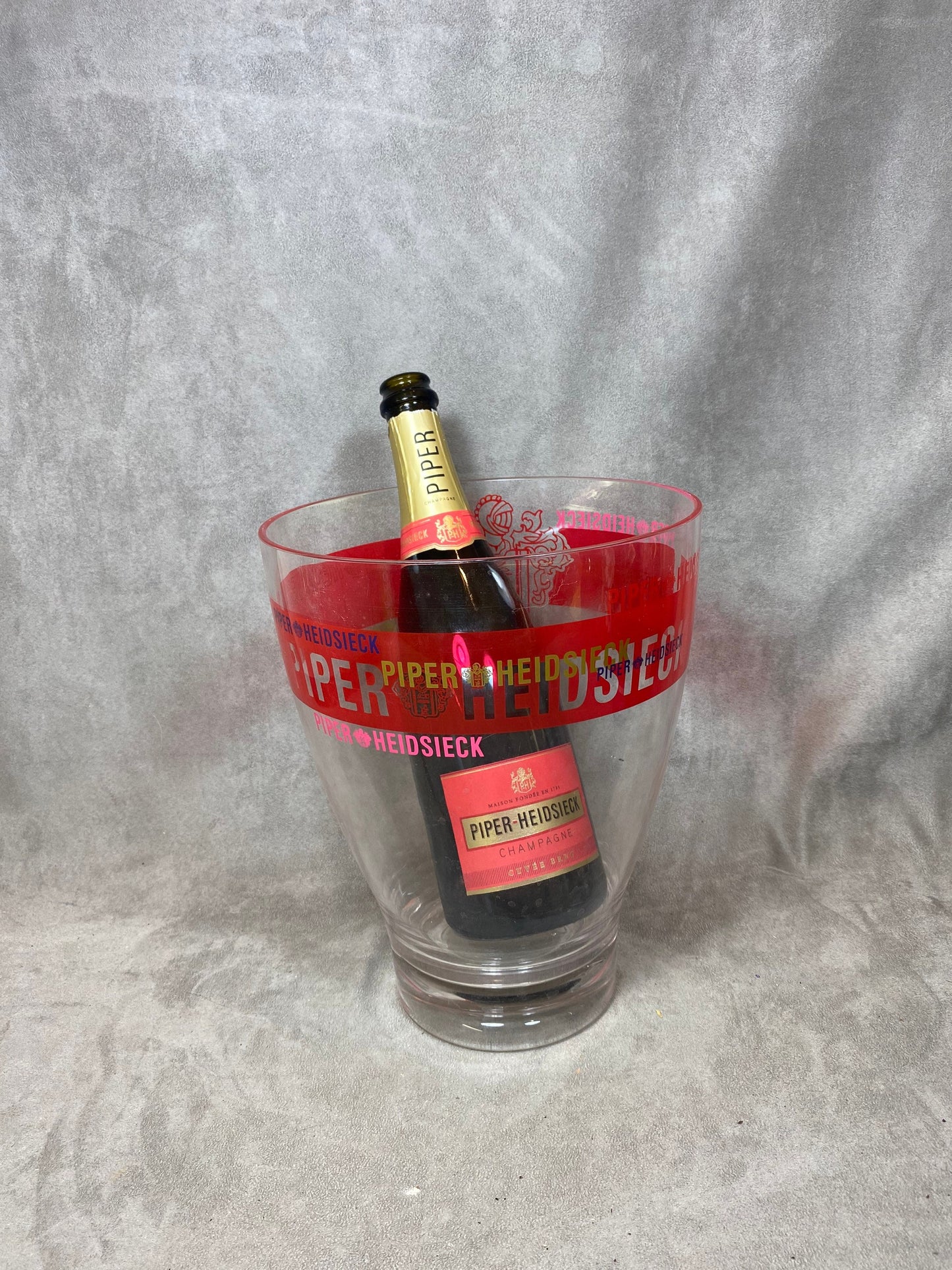 Seau à champagne en en plastique rouge transparent vintage Piper-Heidsieck  Années 1980